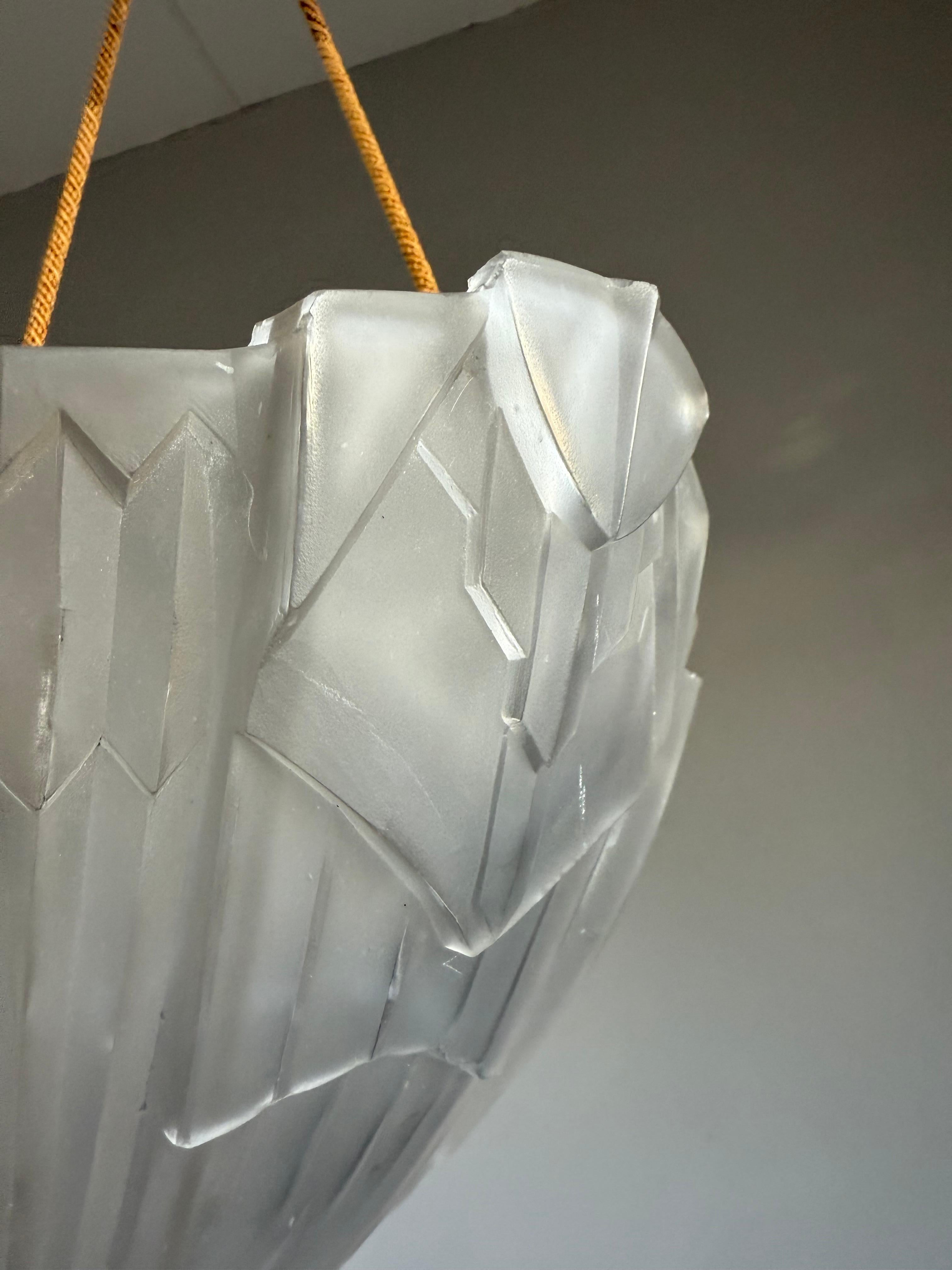 Pure Art Deco w. Pendentif à abat-jour en verre à fleurs géométriques élégant, signé Hugue en vente 6