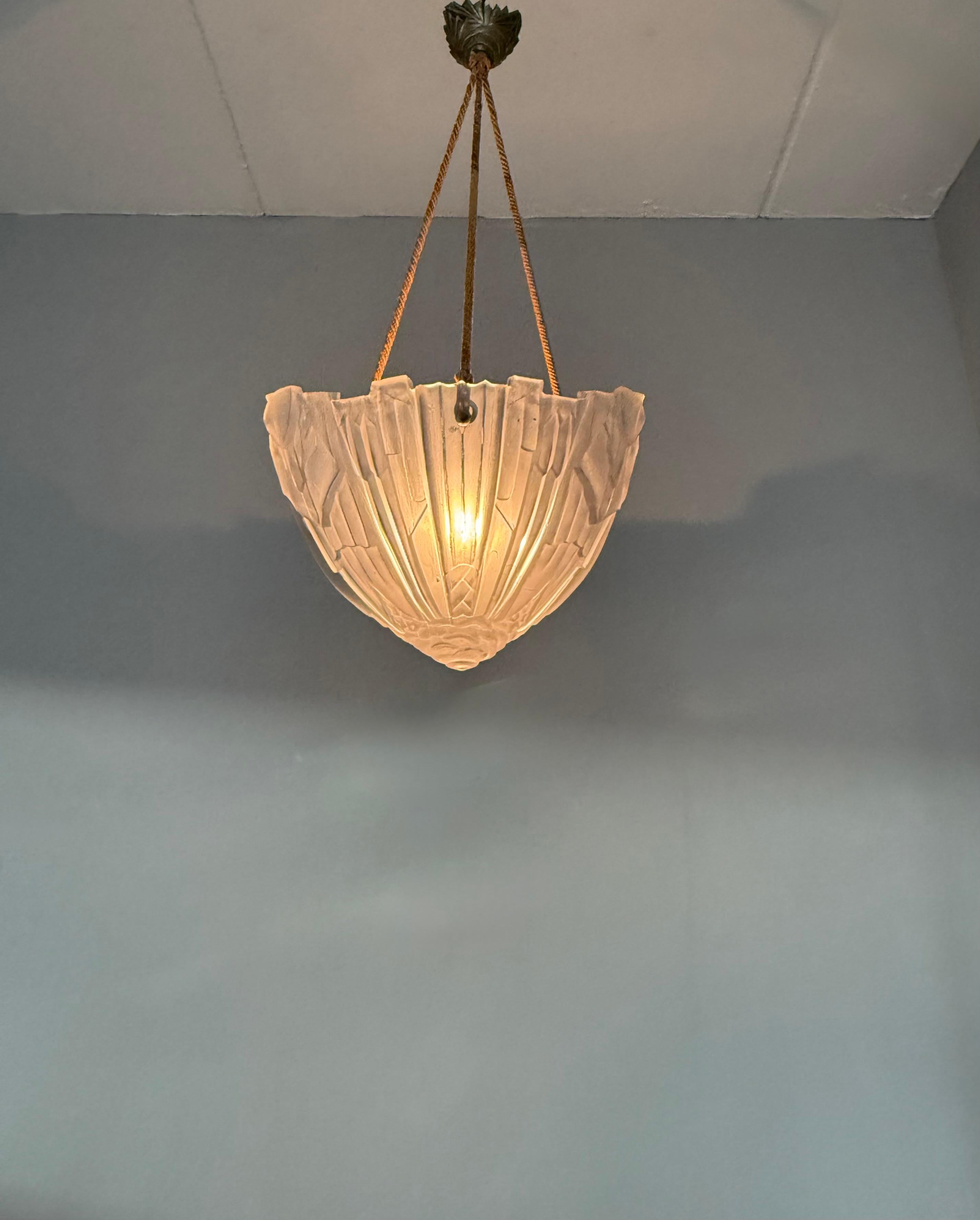 Pure Art Deco w. Pendentif à abat-jour en verre à fleurs géométriques élégant, signé Hugue en vente 10