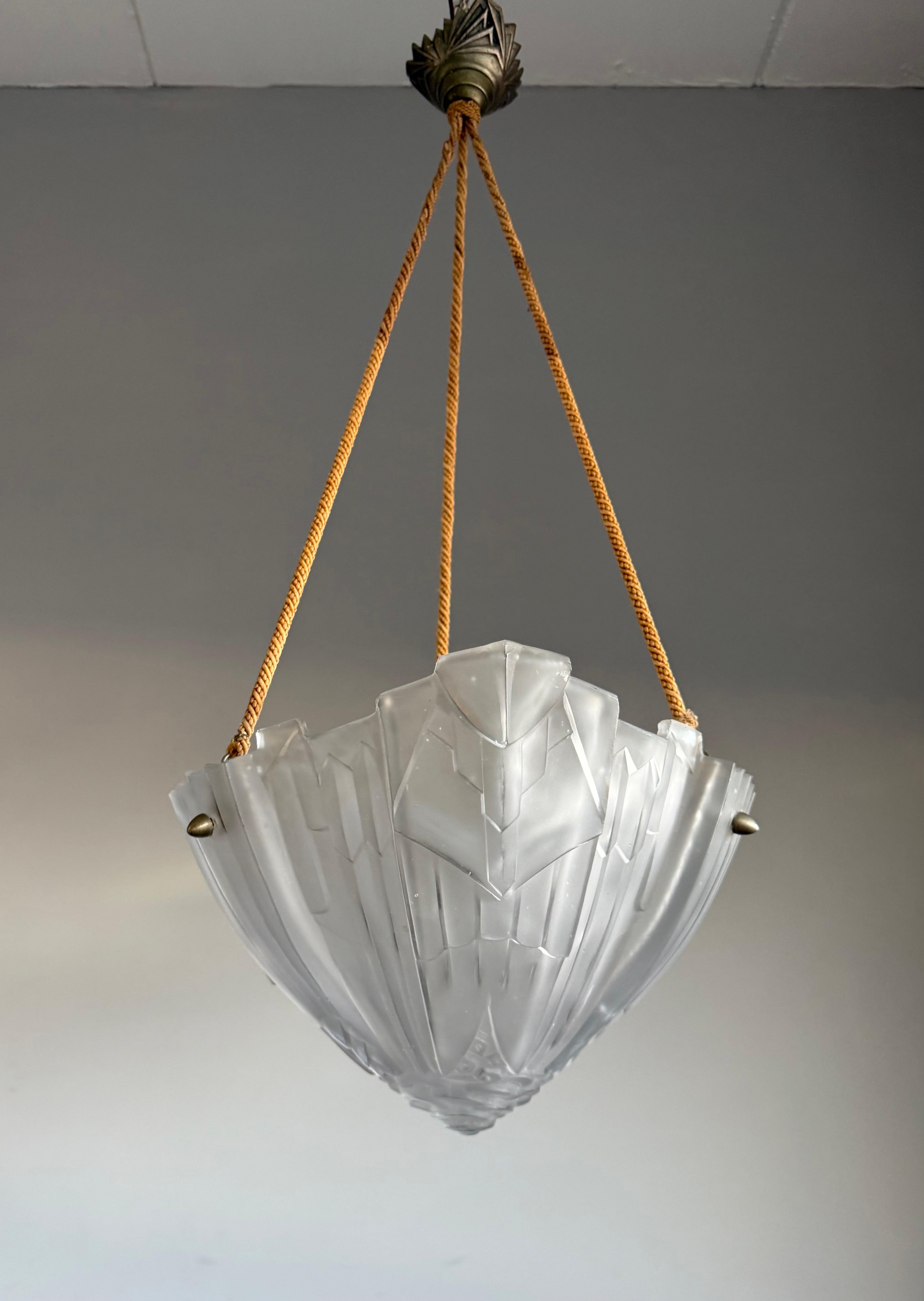 Moulage Pure Art Deco w. Pendentif à abat-jour en verre à fleurs géométriques élégant, signé Hugue en vente