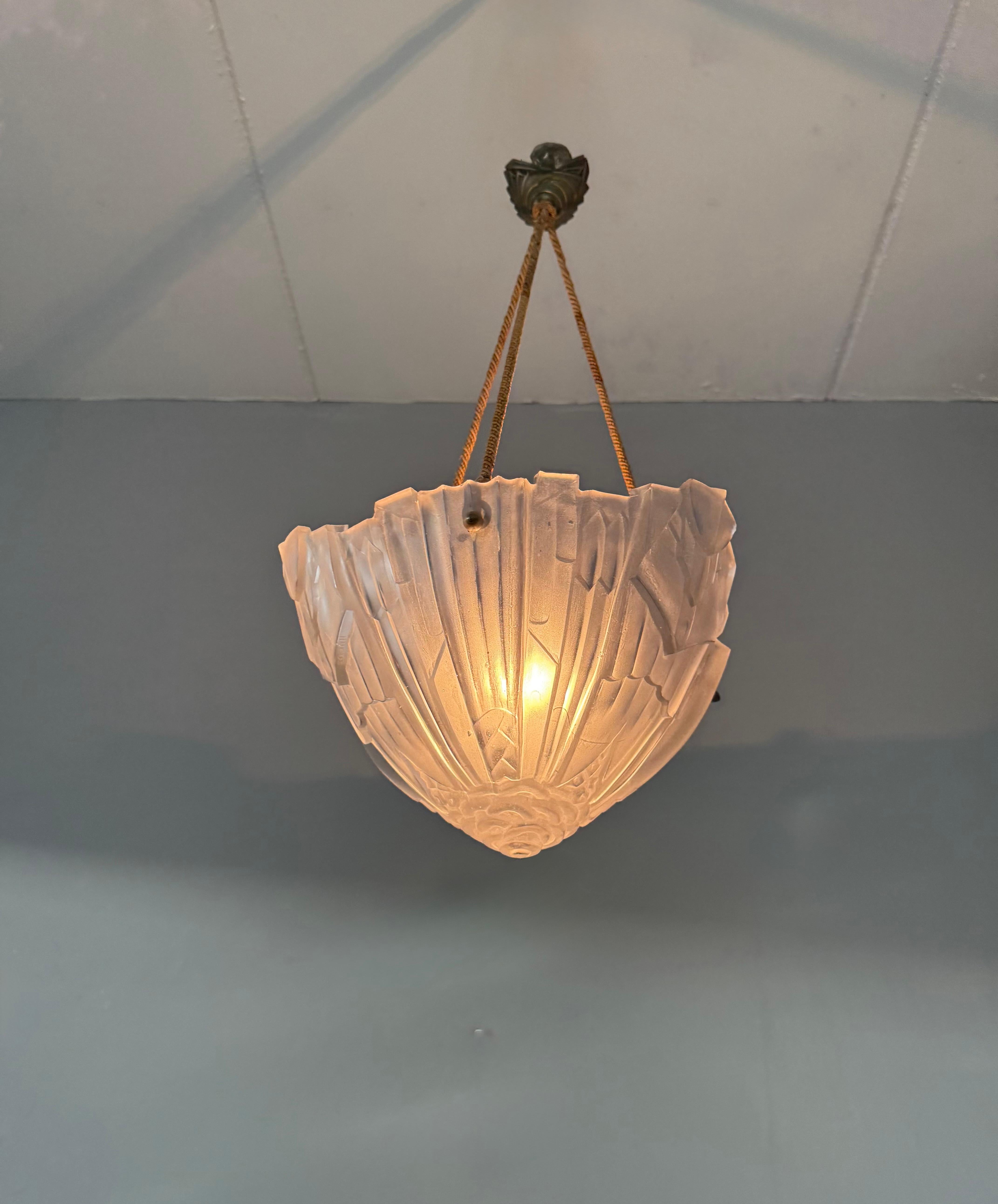 20ième siècle Pure Art Deco w. Pendentif à abat-jour en verre à fleurs géométriques élégant, signé Hugue en vente