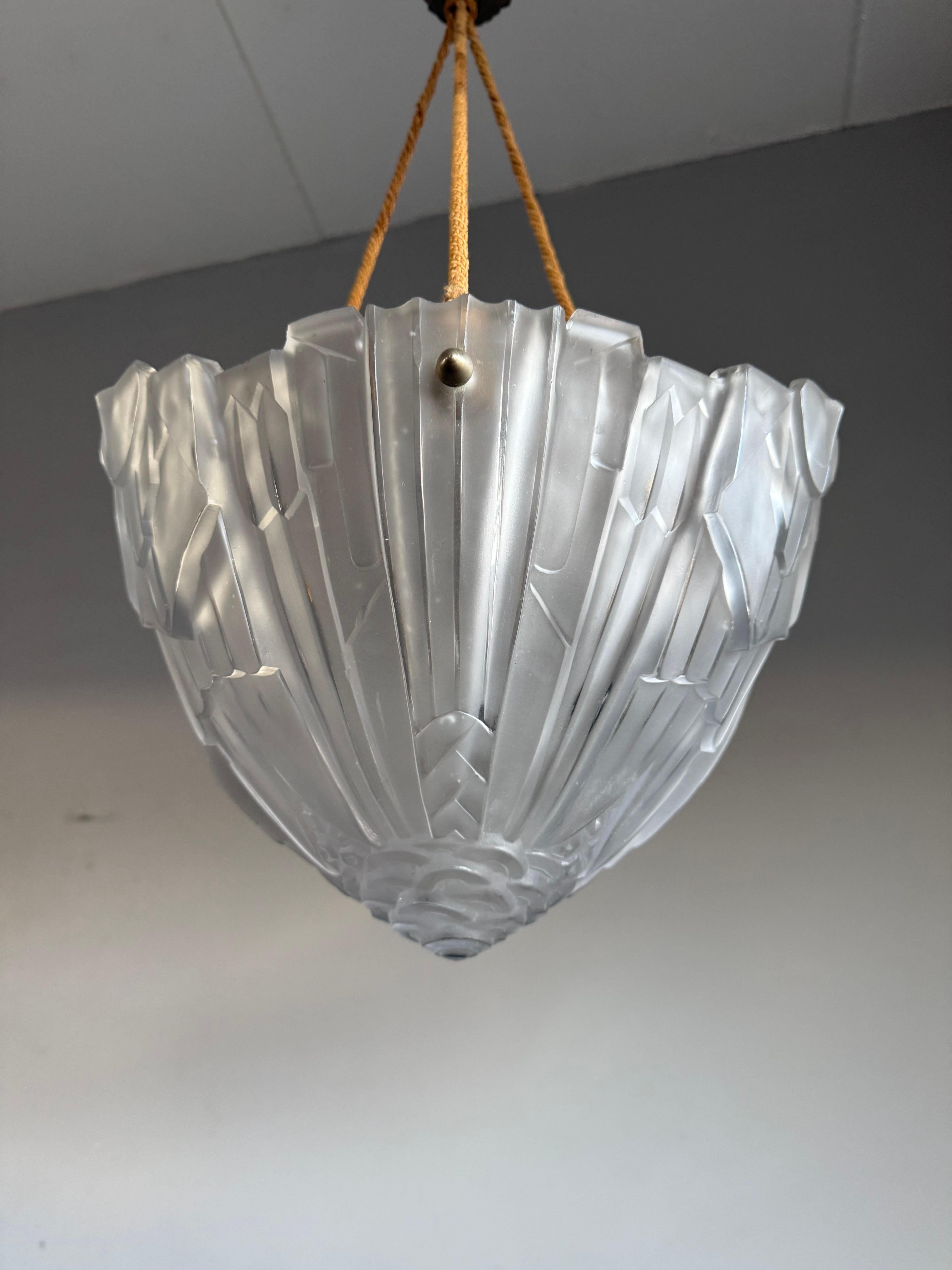 Pure Art Deco w. Pendentif à abat-jour en verre à fleurs géométriques élégant, signé Hugue en vente 1