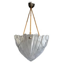 Pura Art Deco w. Elegante pendente geometrico con paralume in vetro a forma di fiore, firmato Hugue