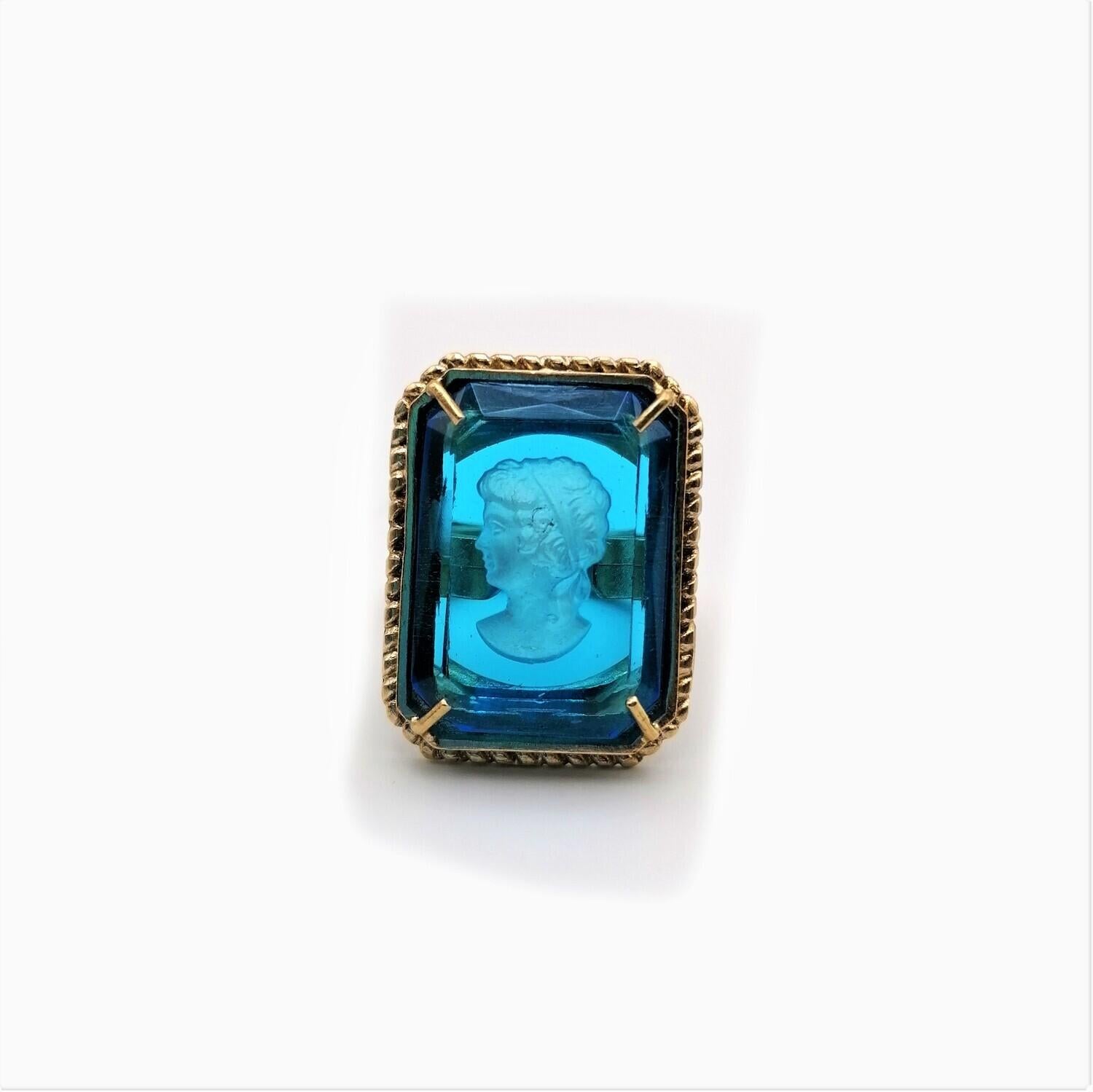 Bronze ring with Murano glass carved and cut by hand representing ancient head of a Roman woman. The mounting has a neoclassical rope style. Inside the jewel there is a spring which allows the ring to adapt to the finger from size 12 to 18. To fix