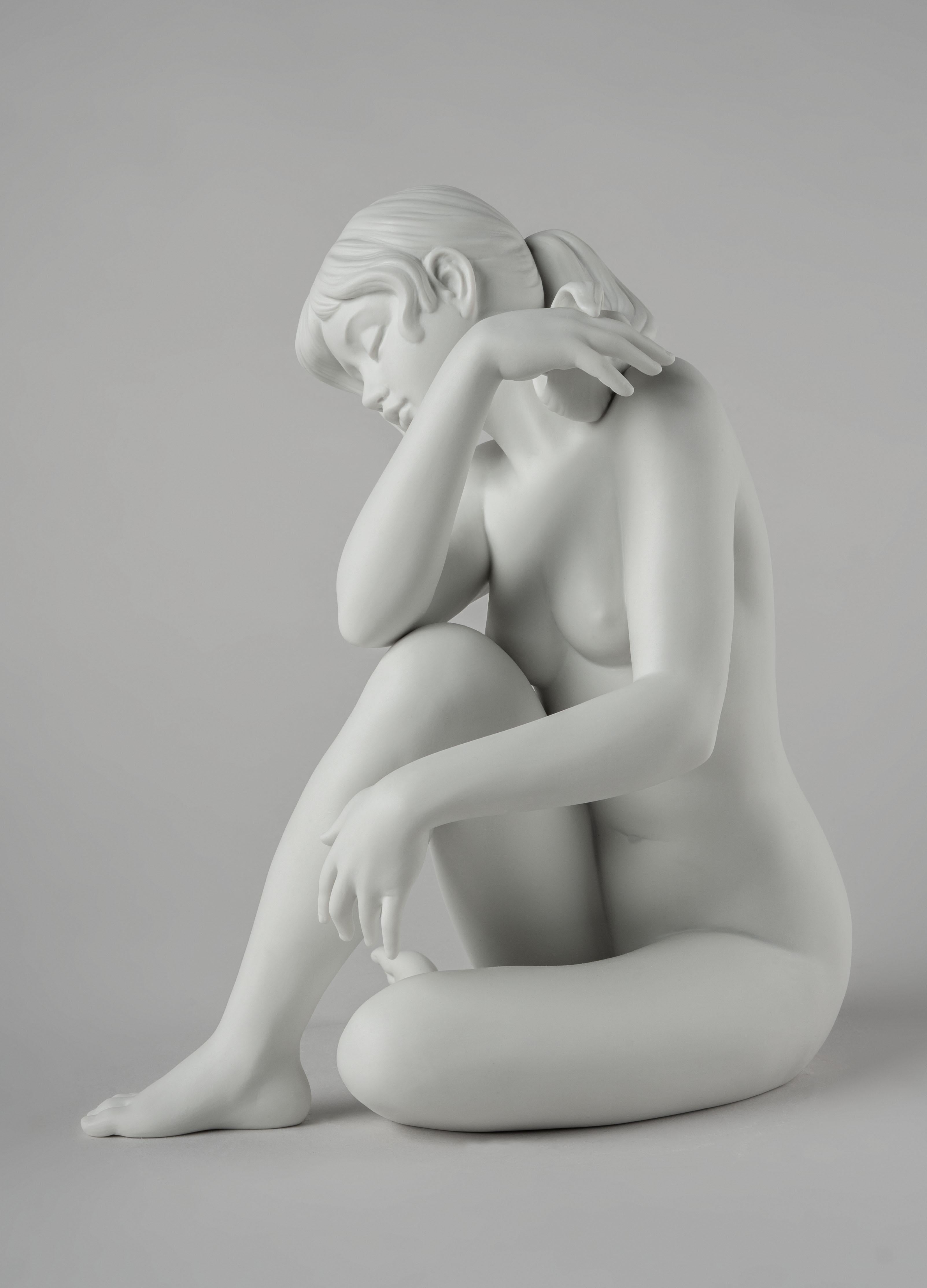 Pure harmony, peace and delicacy. A woman’s body portrayed in its most classical form, in this matte white porcelain creation. An evident example of the mastery and absolute control of composition and modelling of Lladró sculptors.