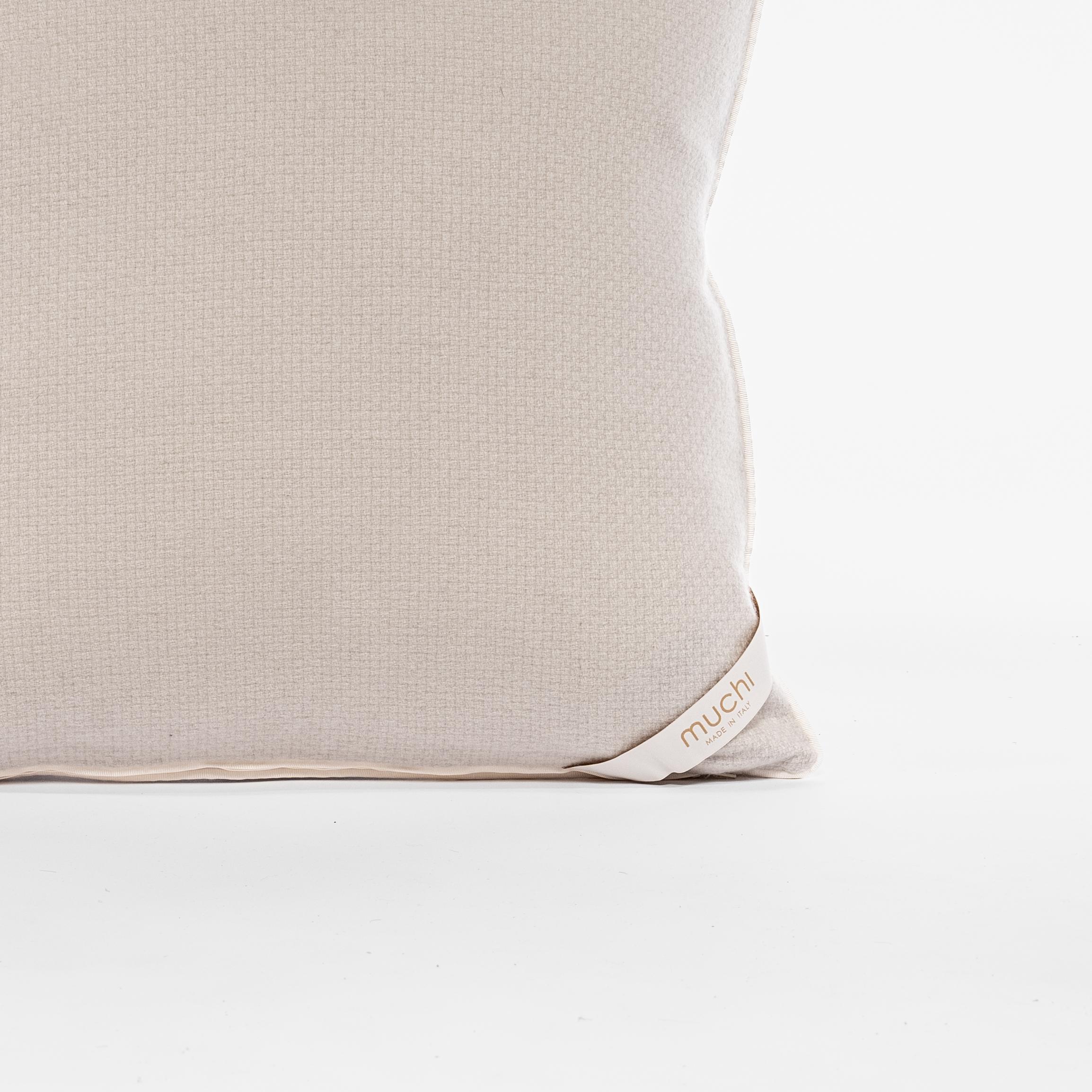 Classic-Kissen aus reinem Kaschmir in Beige von Muchi Decor, hergestellt in Italien (Italienisch) im Angebot