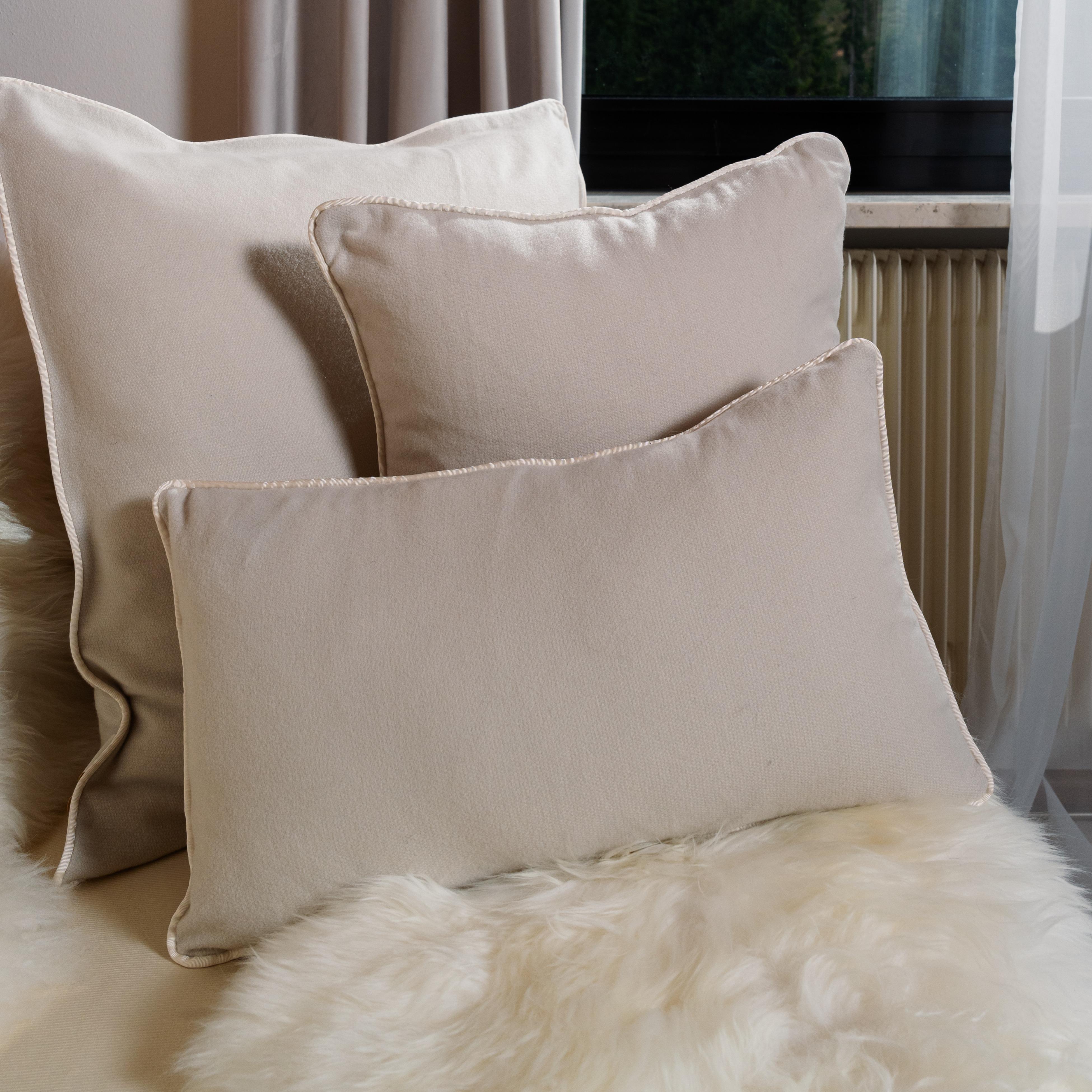 Lendenkissen aus reinem Kaschmir in Beige von Muchi Decor, hergestellt in Italien (21. Jahrhundert und zeitgenössisch) im Angebot