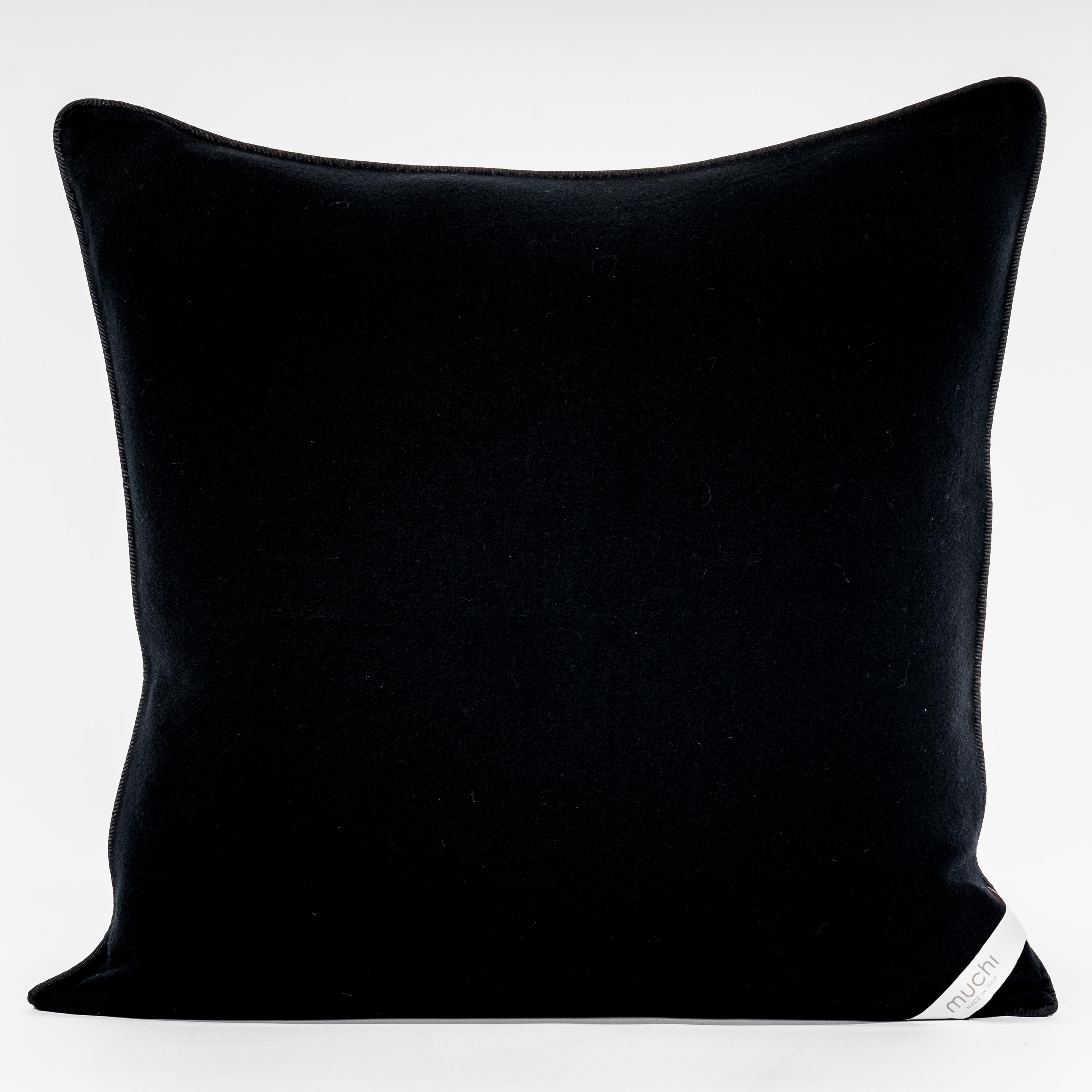 Schwarzes Classic-Kissen aus reinem Kaschmir von Muchi Decor, hergestellt in Italien (Moderne) im Angebot