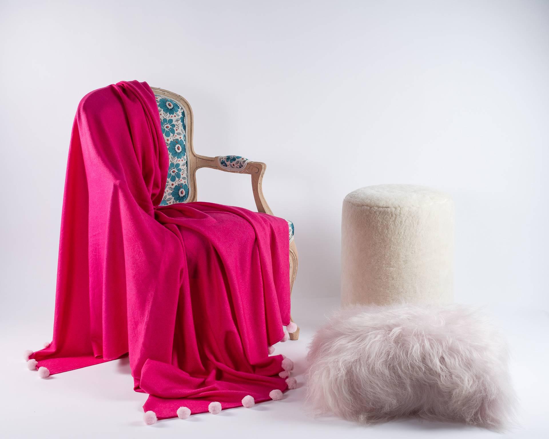 Luxury and very soft cashmere throw available in 216 colors.
Pink pashmina pure cashmere throw.
Light pink rex rabbit fur pompoms
 