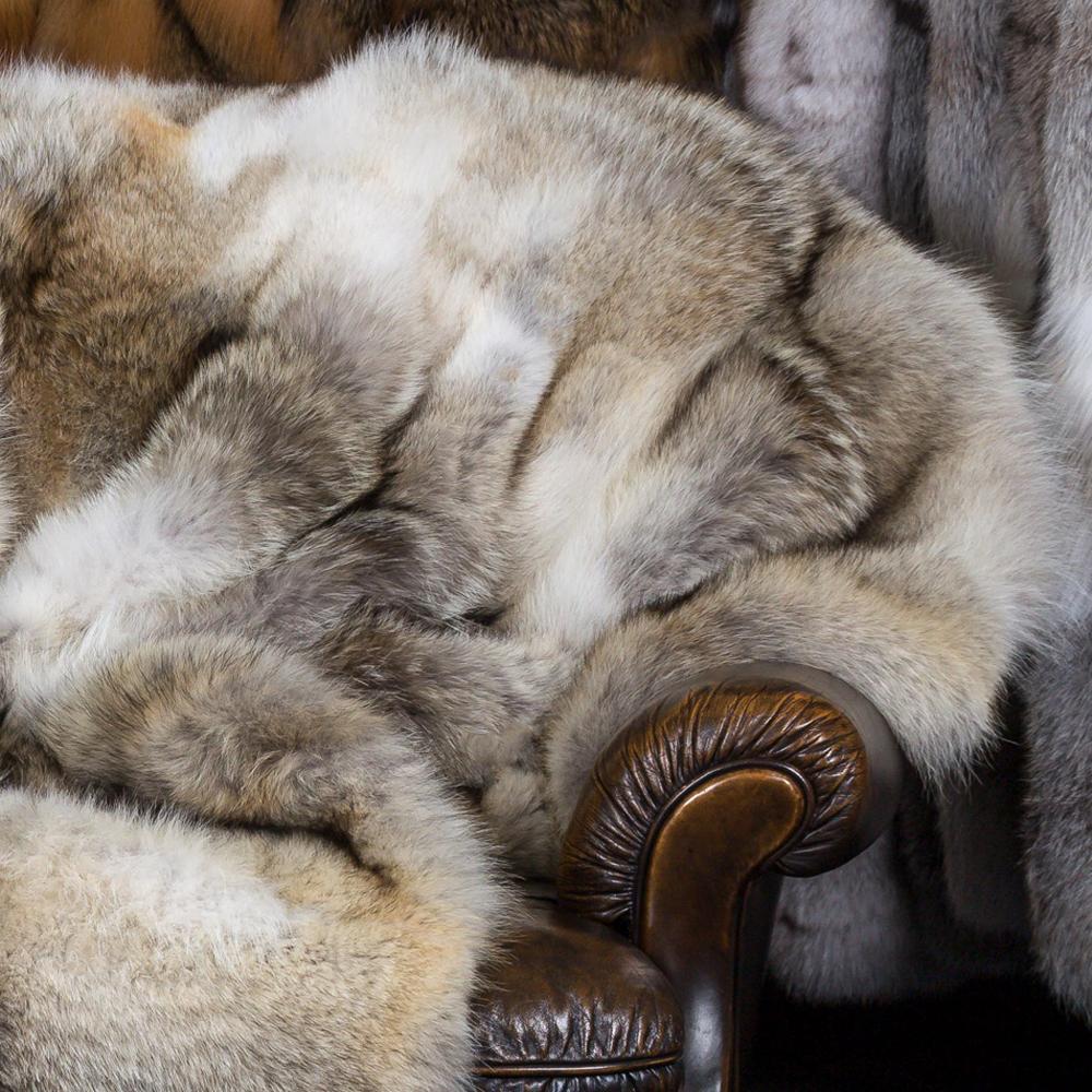 Pure Coyote Fur Plaid with Cashemire In New Condition In Paris, FR