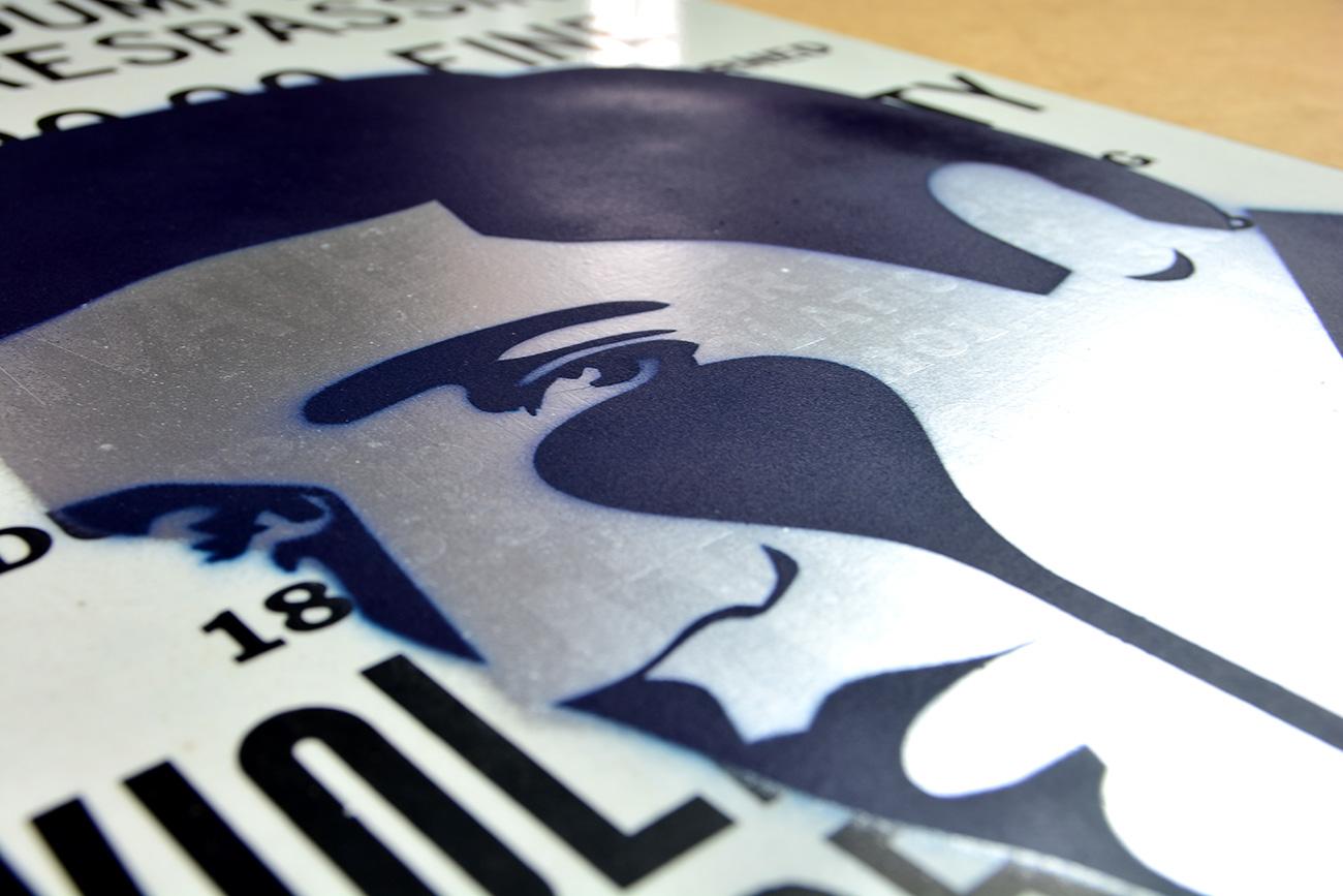 PURE EVIL - $300 FINE - PURE ELVIS
Date de création : 2016
Support : Pochoir et peinture en aérosol sur une vieille enseigne en métal
Édition : Oeuvre d'art unique
Taille : 56 x 35,5 cm
Condit : A l'état neuf et jamais encadré
Observations : Vieille