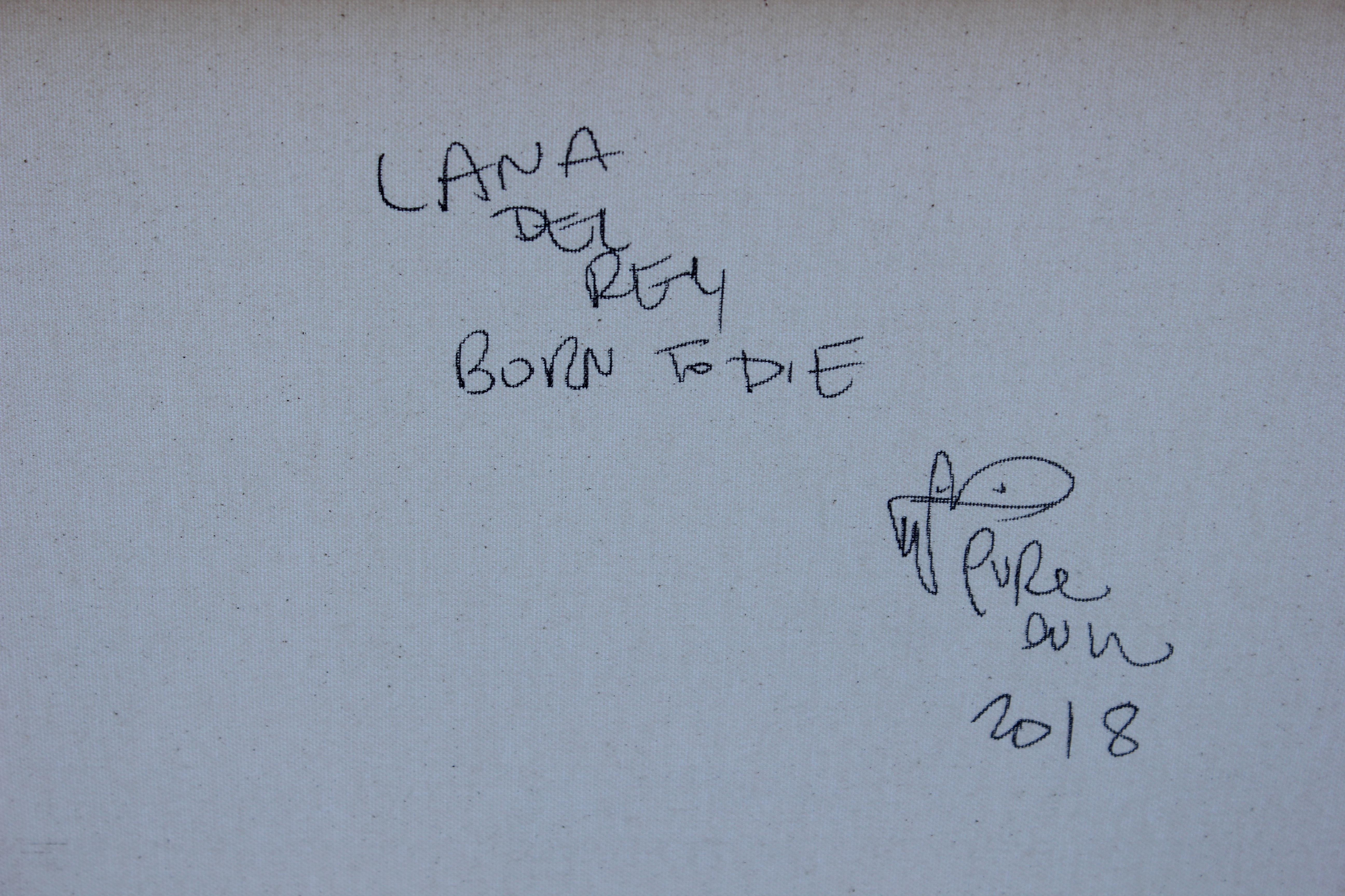 Wunderschönes Porträt von Lana Del Rey mit schwarzer Träne des Pop-Künstlers Pure Evil, datiert 2018 und gemalt mit Acryl und Sprühfarbe. Rückseitig signiert, betitelt und datiert.

Biographie des Künstlers:
Pure Evil ist das Pseudonym des