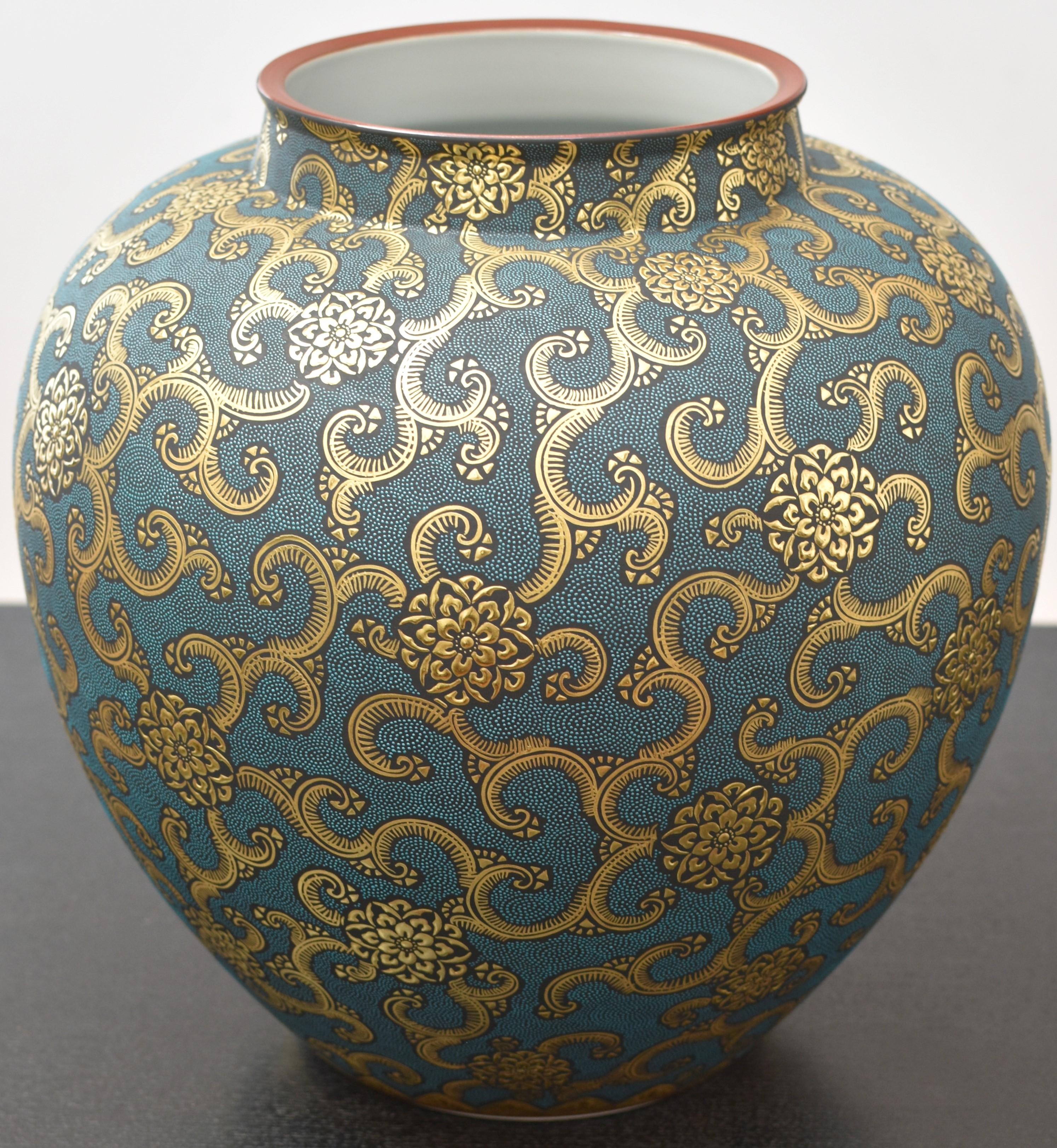 Contemporary Japanese Gold Blue Porcelain Vase by Master Artist In New Condition In Takarazuka, JP