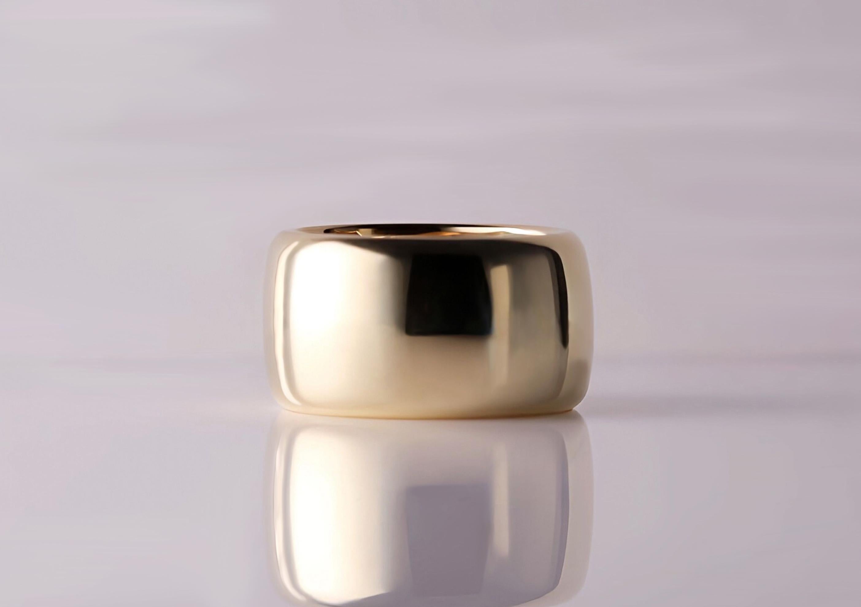 Pure Gold Elegance: 18kt Band from the Contemporary Essence Collection For Sale 1