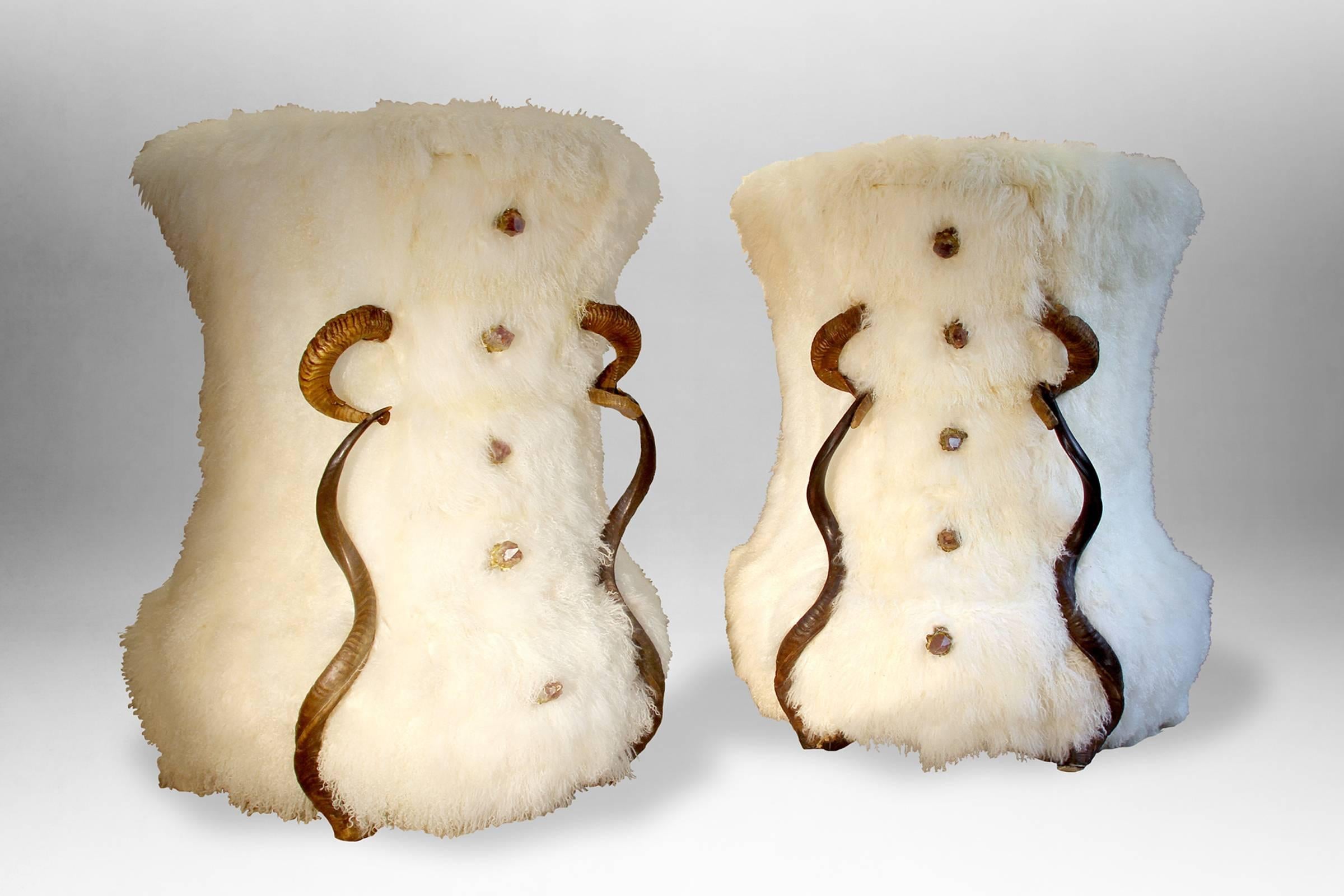 Cassettiera pure lamb set da due, con struttura in
legno massiccio di faggio. Rivestito in pura lana d'agnello della Mongolia.
Ciascuno con:
- Due vere corna di Ariete e due vere corna di Koudou.
- Cinque cassetti con maniglia in vera ametista