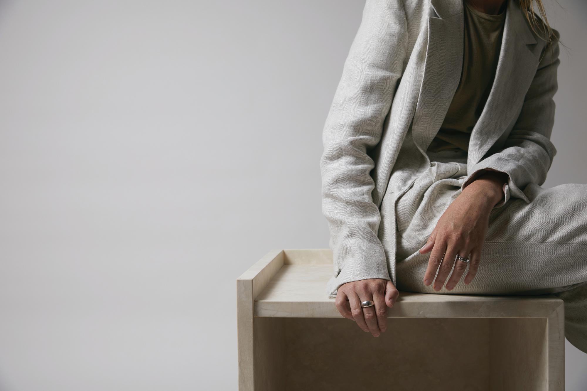 Table d'appoint à pieds en travertin pur et minimaliste par Amee Allsop, AA112.1 en vente 2