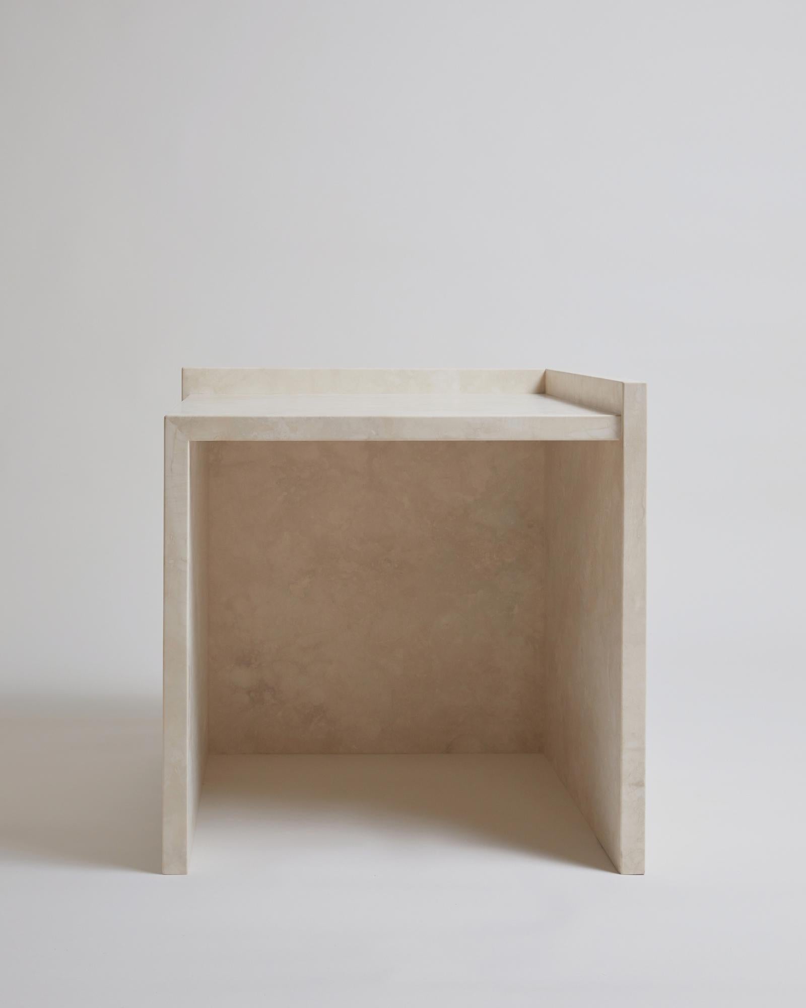 Der Beistelltisch No.112 aus der Kollektion 'Pure Minimalist' von Amee Allsop ist ein schlichtes, aber architektonisches Design, bei dem Material und Form im Vordergrund stehen. Er ist elegant aus 3 cm starkem, massivem elfenbeinfarbenem Travertin