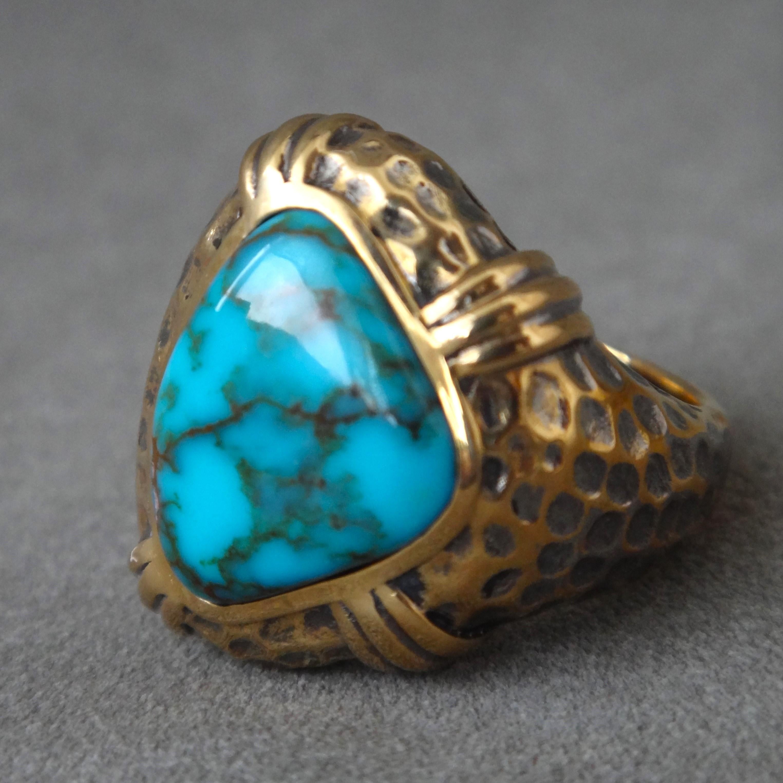 Es war ein wunderschönes Juwel aus Candelaria-Türkis, mit einem durchscheinenden blaugrünen Schimmer wie das Meer im Sommer, hart und glatt und so hell wie Gelee.

Seltene Edelstein und Stein in tun alten Geschäft mit 18 k Gold, Detail exquisite und