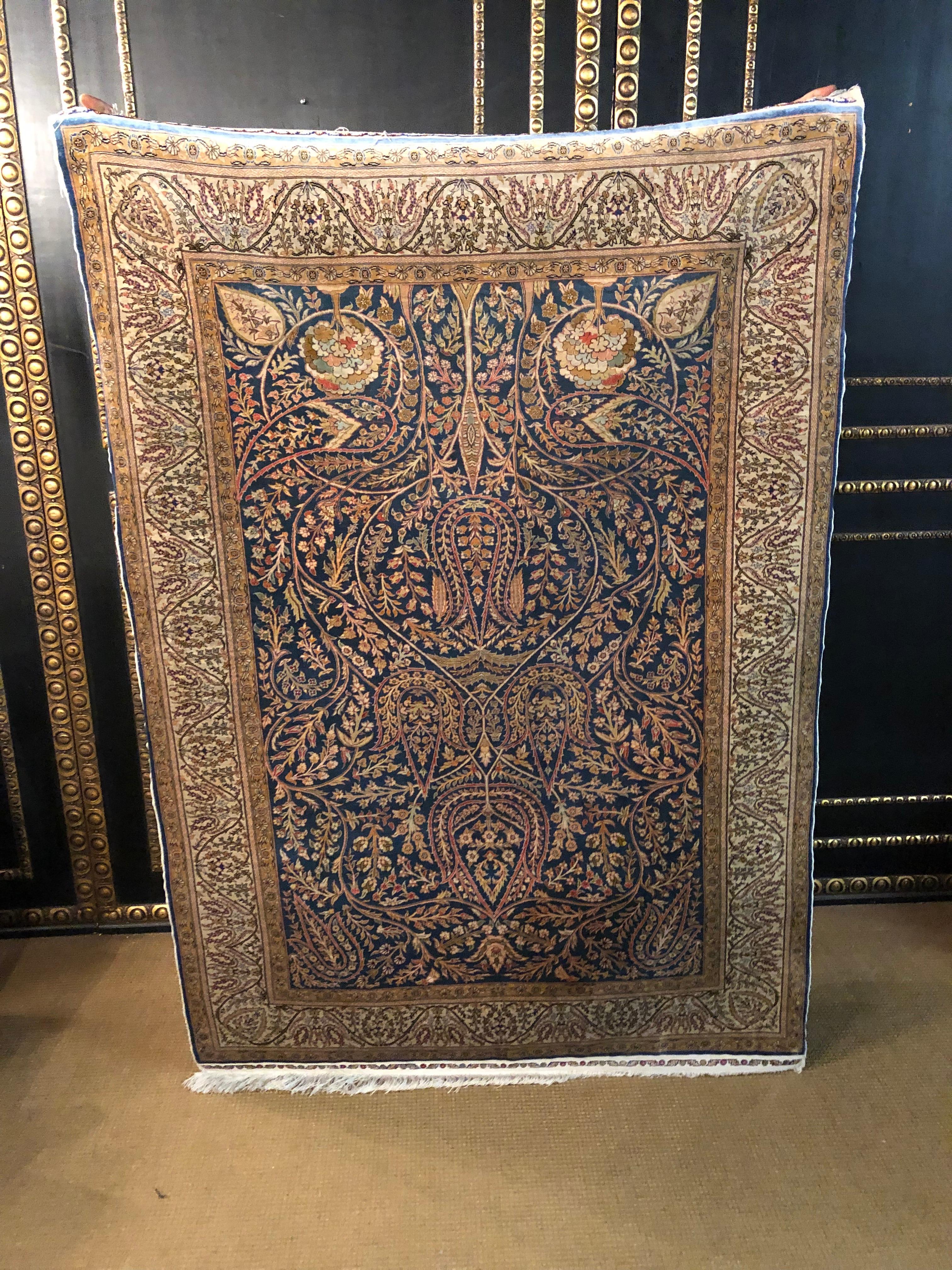 Masterpiece
of the carpet.

Pure silk with a beautiful pattern and color, top condition.
The teppioch was bought in Turkey in 1990 for 10400DM with original certificate.

Today's value about 10,000 €. Measures: 180 cm x 225 cm.