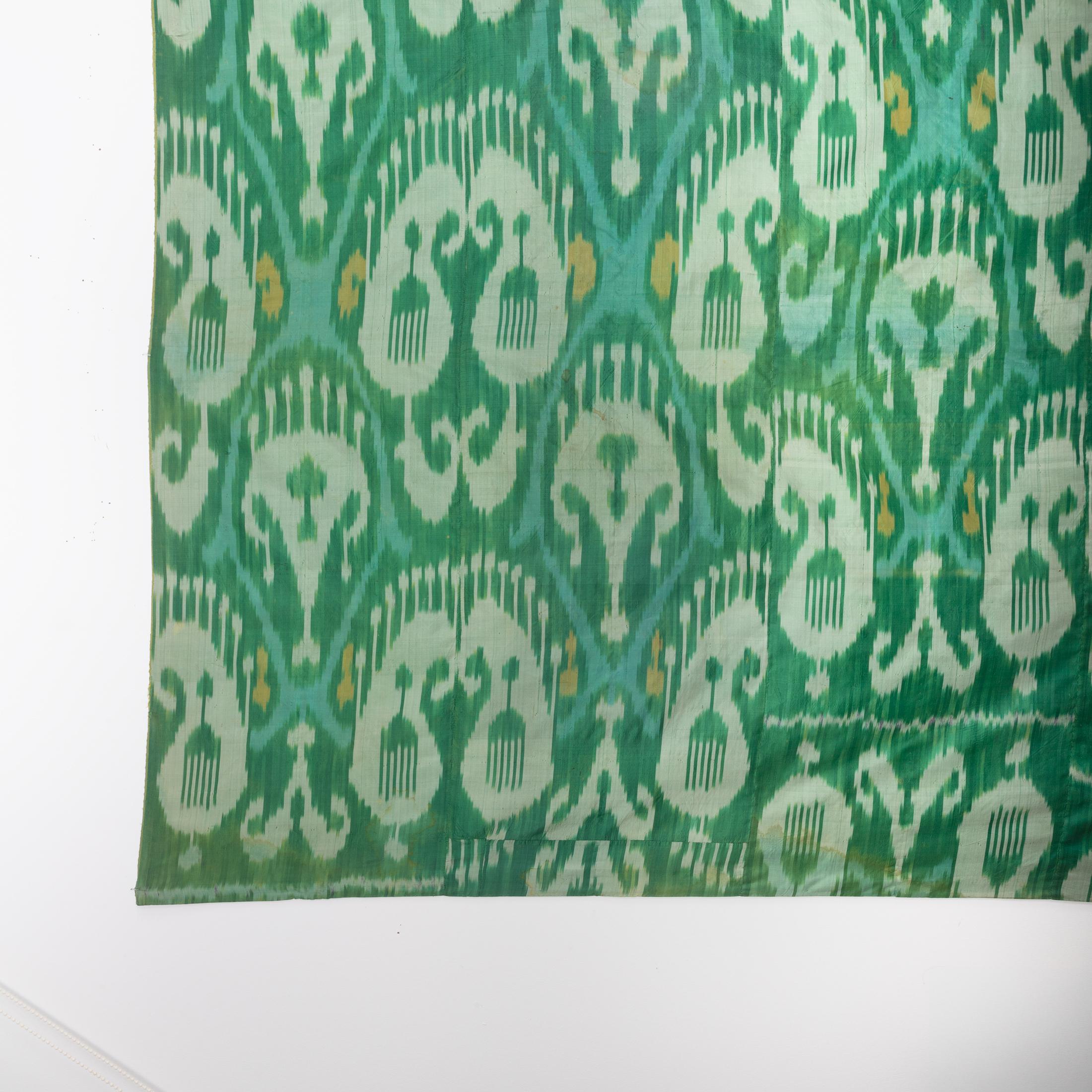 Ikat-Tafel aus reiner Seide, frühes 20. Jahrhundert, Usbekistan im Zustand „Gut“ im Angebot in Istanbul, TR