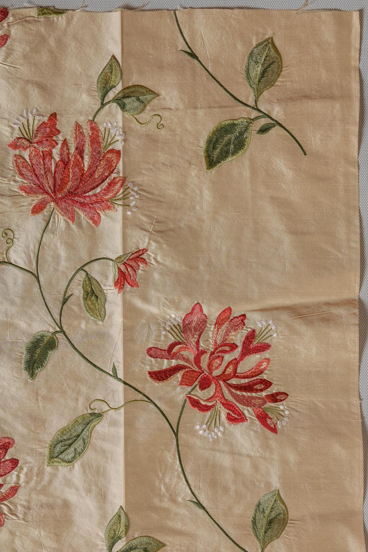 Pure Silk with Embroidered Flowers In Excellent Condition For Sale In Alessandria, Piemonte