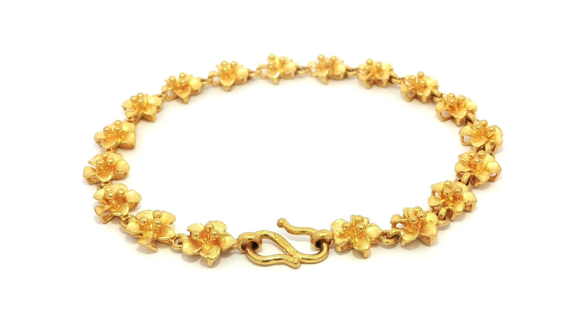 Bracelet à maillons en or jaune pur 24 carats avec fleur de plumeria et fermoir à crochets Excellent état - En vente à Montclair, NJ