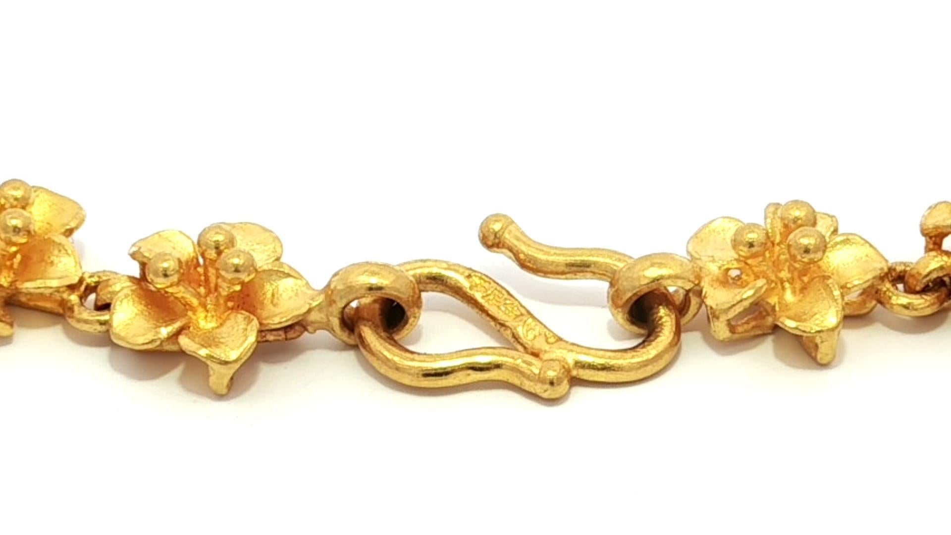 Bracelet à maillons en or jaune pur 24 carats avec fleur de plumeria et fermoir à crochets Pour femmes en vente