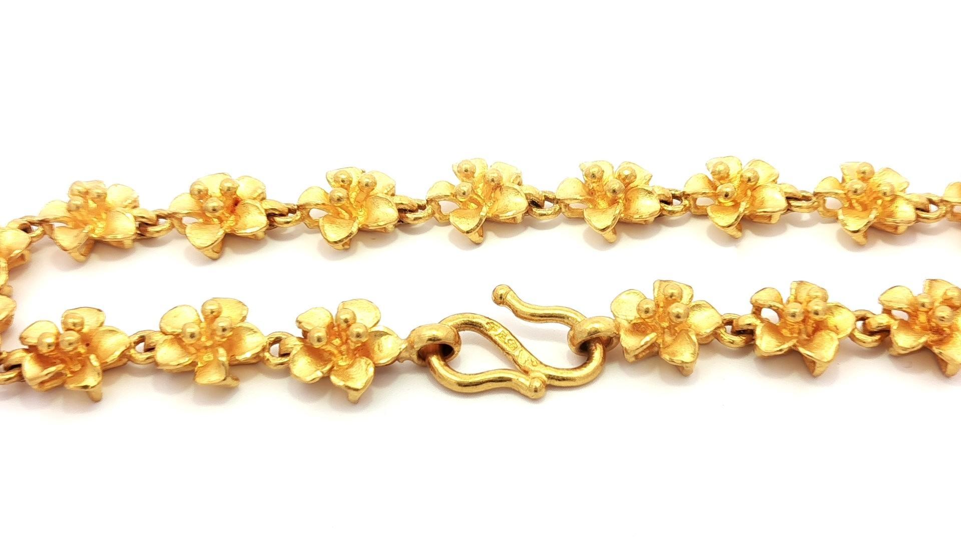 Bracelet à maillons en or jaune pur 24 carats avec fleur de plumeria et fermoir à crochets en vente 1