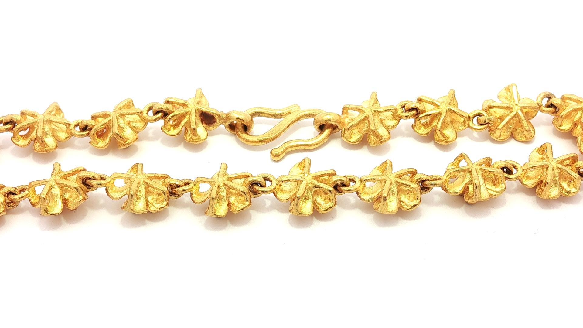 Bracelet à maillons en or jaune pur 24 carats avec fleur de plumeria et fermoir à crochets en vente 2