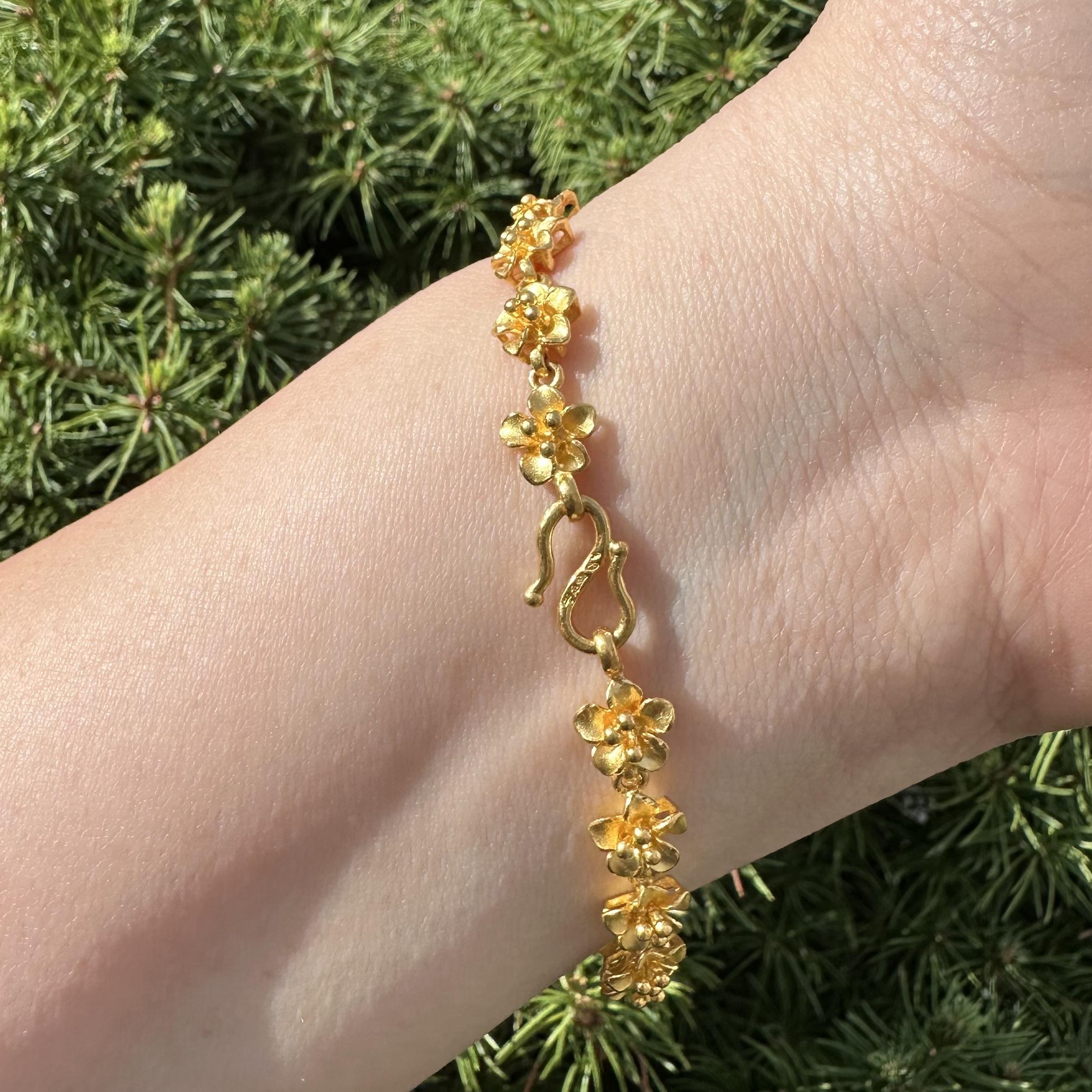 Bracelet à maillons en or jaune pur 24 carats avec fleur de plumeria et fermoir à crochets en vente 3