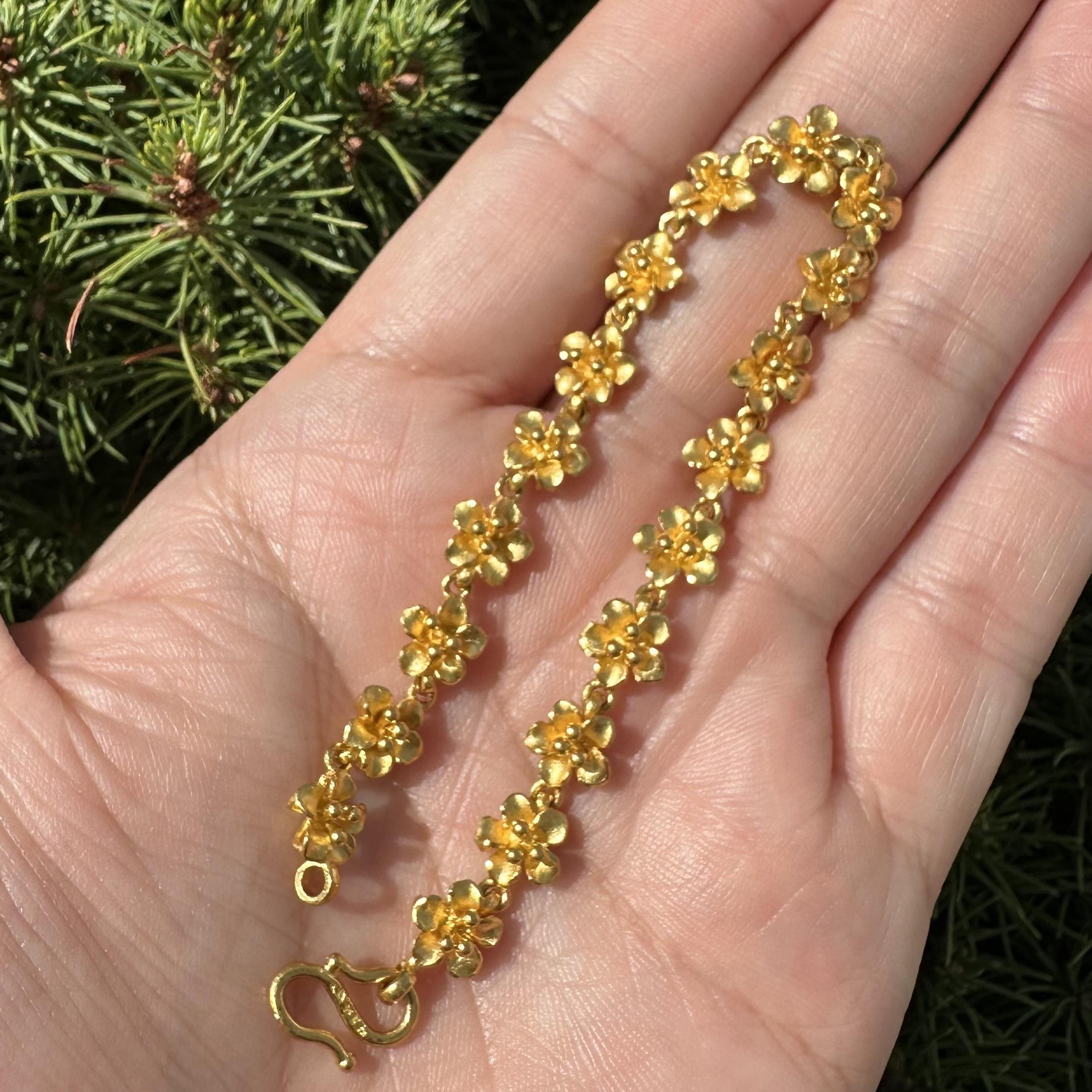 Bracelet à maillons en or jaune pur 24 carats avec fleur de plumeria et fermoir à crochets en vente 4