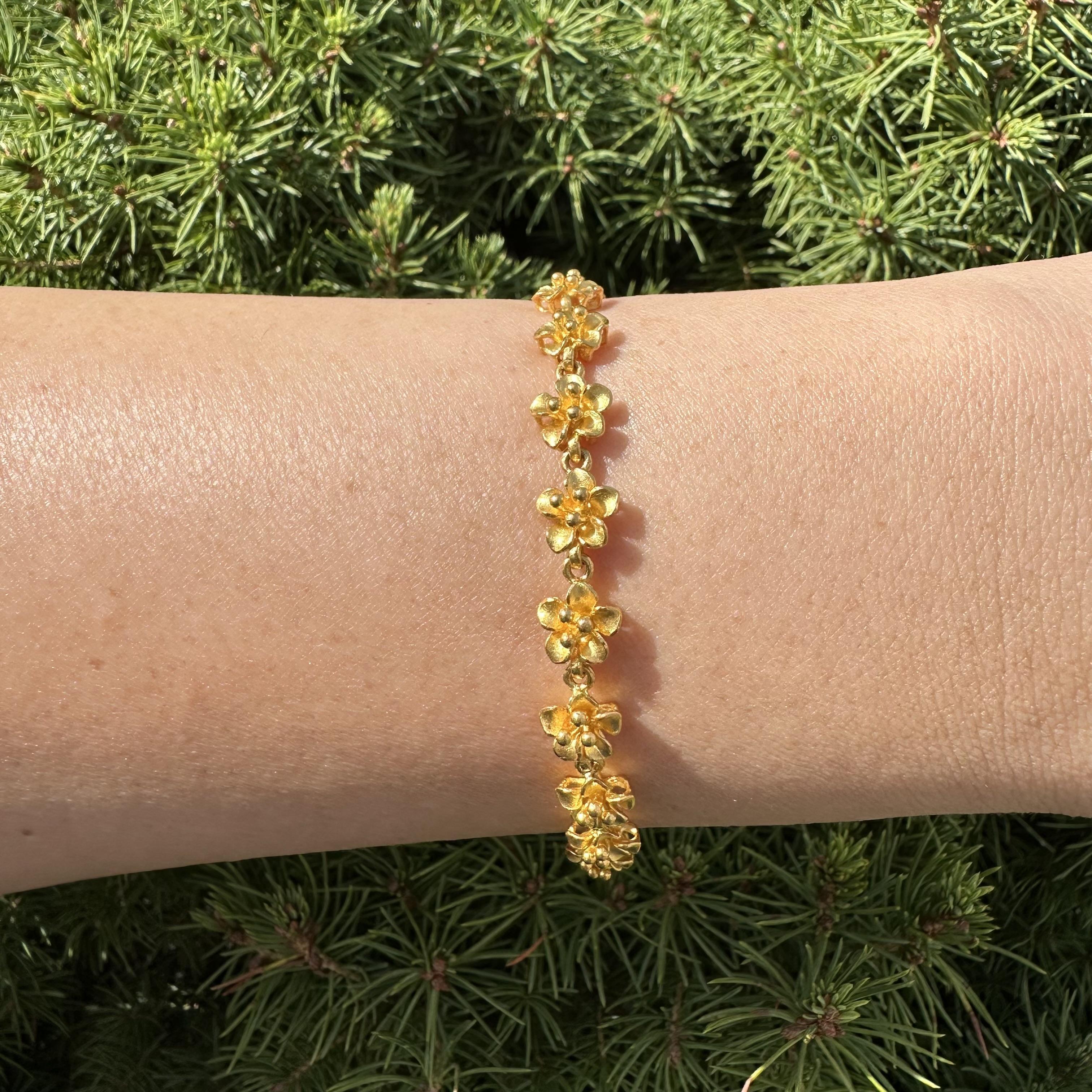 Bracelet à maillons en or jaune pur 24 carats avec fleur de plumeria et fermoir à crochets en vente 5