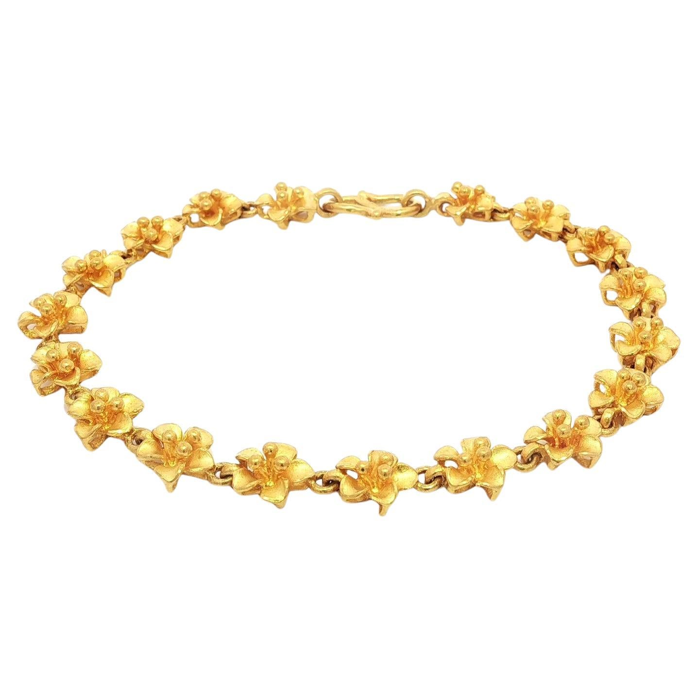 Bracelet à maillons en or jaune pur 24 carats avec fleur de plumeria et fermoir à crochets en vente