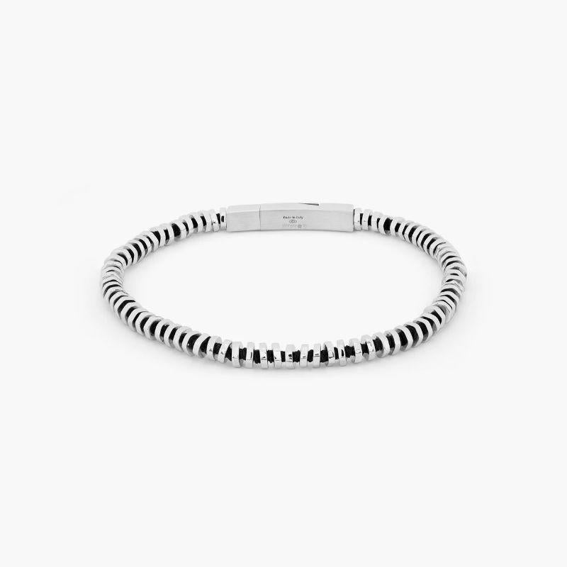 Bracciale in filo puro con macramè nero in argento sterling, misura L

I dischi d'argento lucidati a mano, di forma irregolare, sono impilati per creare un pezzo armonioso e multistrato. Incastonato su filo nero, con la nostra classica chiusura a