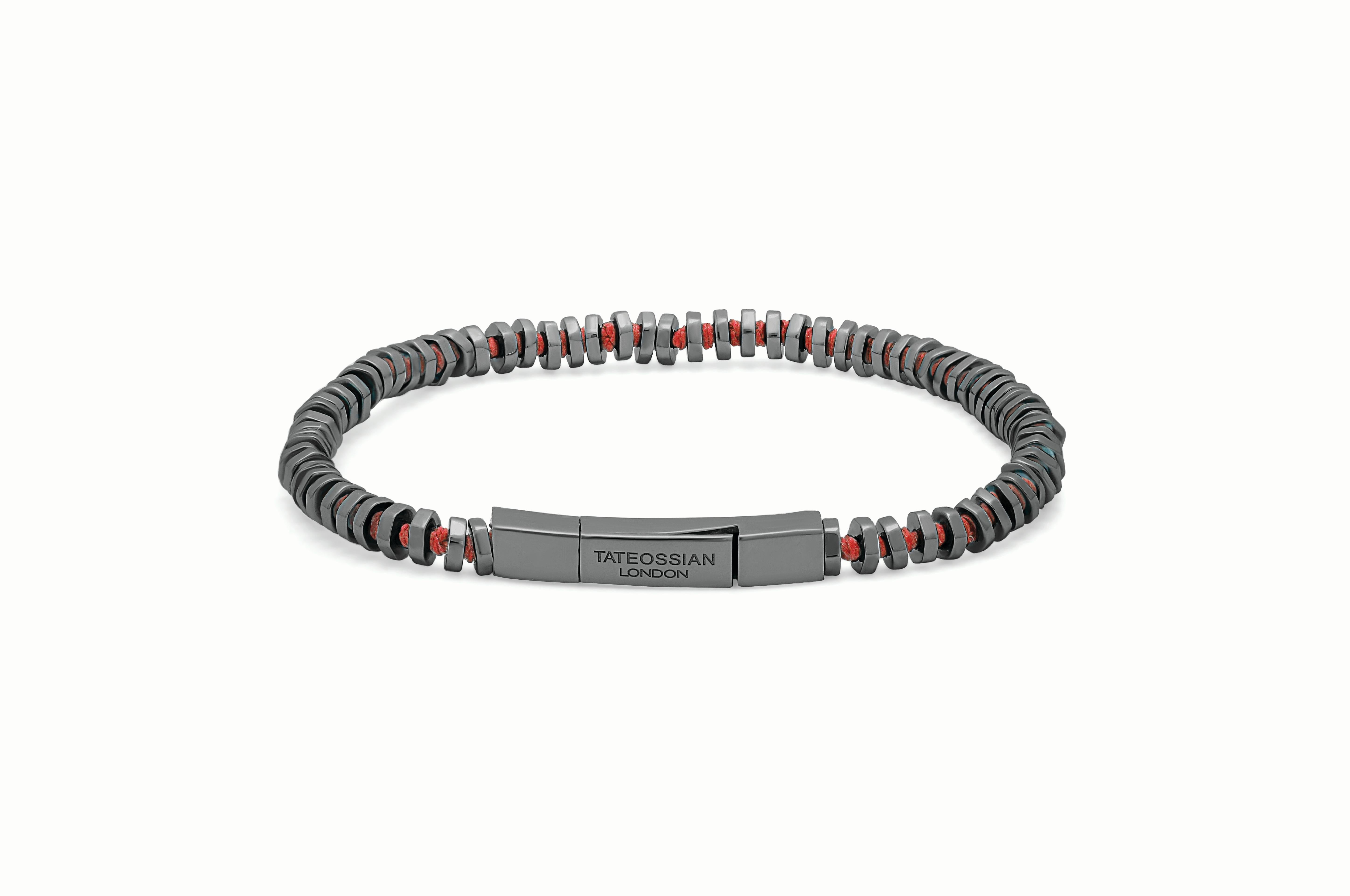 Bracciale in filo puro con macramè rosso in argento sterling placcato rodio nero, misura L

I dischi d'argento lucidati a mano, di forma irregolare, sono impilati per creare un pezzo armonioso e multistrato. Incastonato su filo rosso, con la nostra