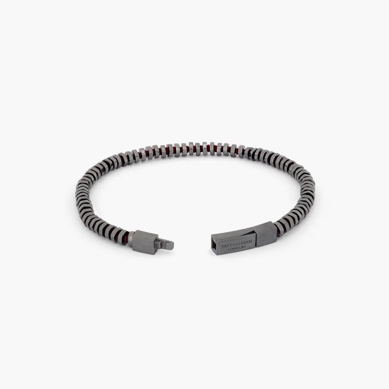 Bracciale in filo puro con macramè rosso in argento sterling rodiato nero, taglia M In condizioni Nuovo in vendita a Fulham business exchange, London