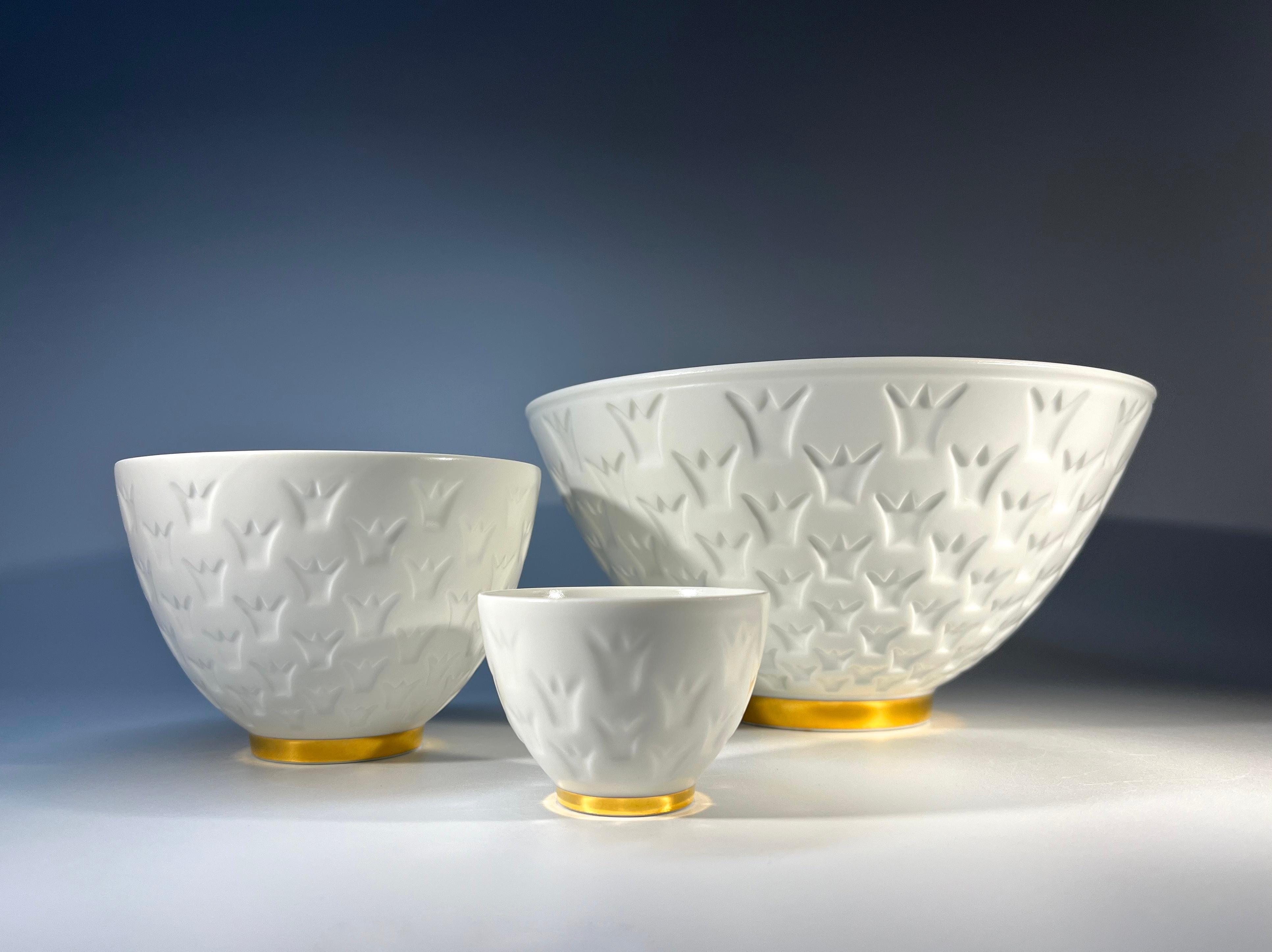 Fabelhaftes Set aus drei Crown-Schalen, entworfen von Gunnar Nylund für Rörstrand, Schweden
Wunderschönes, feines Porzellan von reinstem Weiß, verziert mit hellen, vergoldeten Bändern
Angeblich wurde dieses Set 2002 einem Mitglied des schwedischen