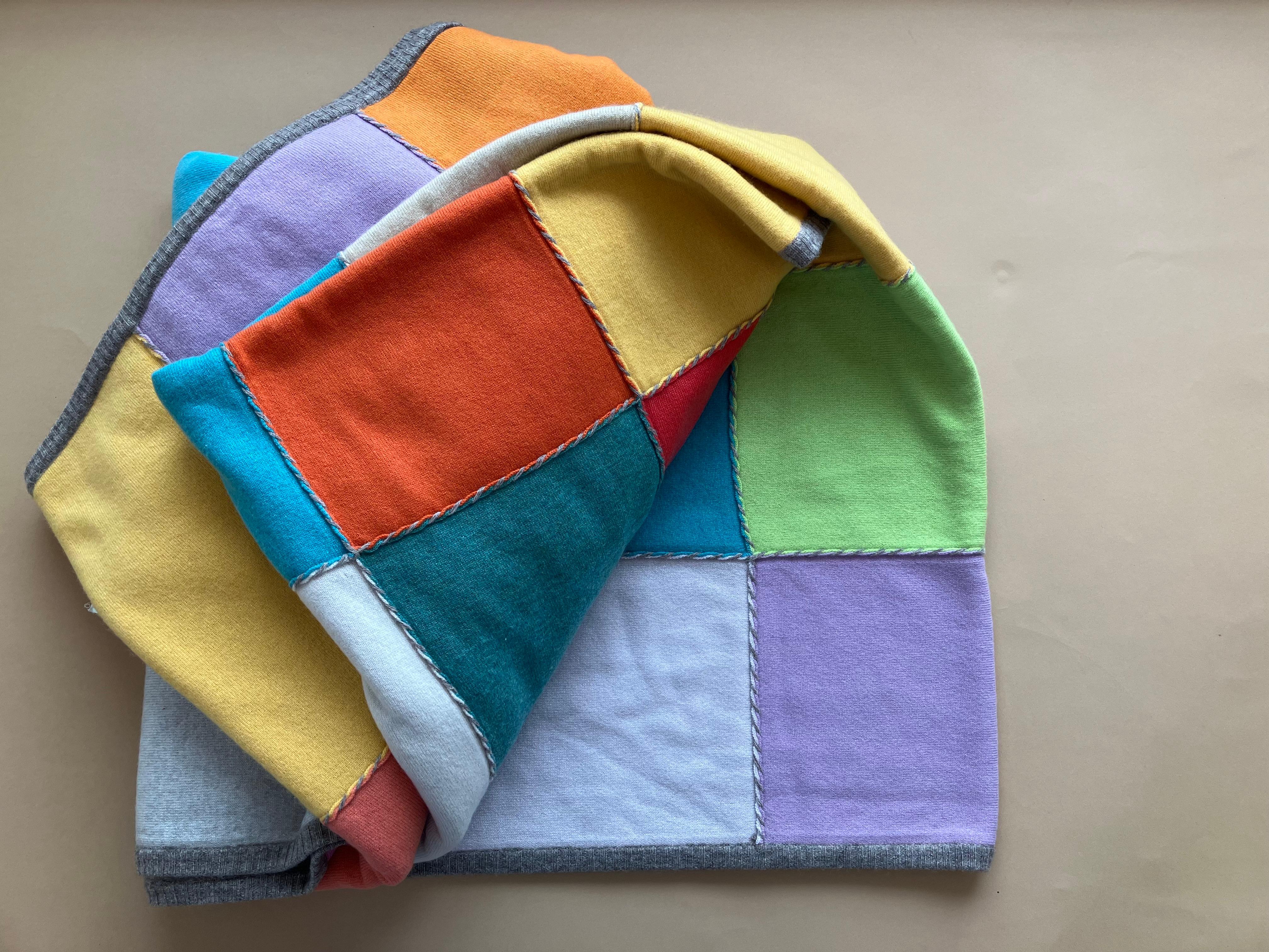 ◇Experience Supreme Comfort and Elegance

Introducing our luxurious blanket, crafted from the heart of Italy's Perugia region. Made from 100% White Cashmere sourced from Scotland’s renowned Todd & Duncan, and meticulously finished by the skilled