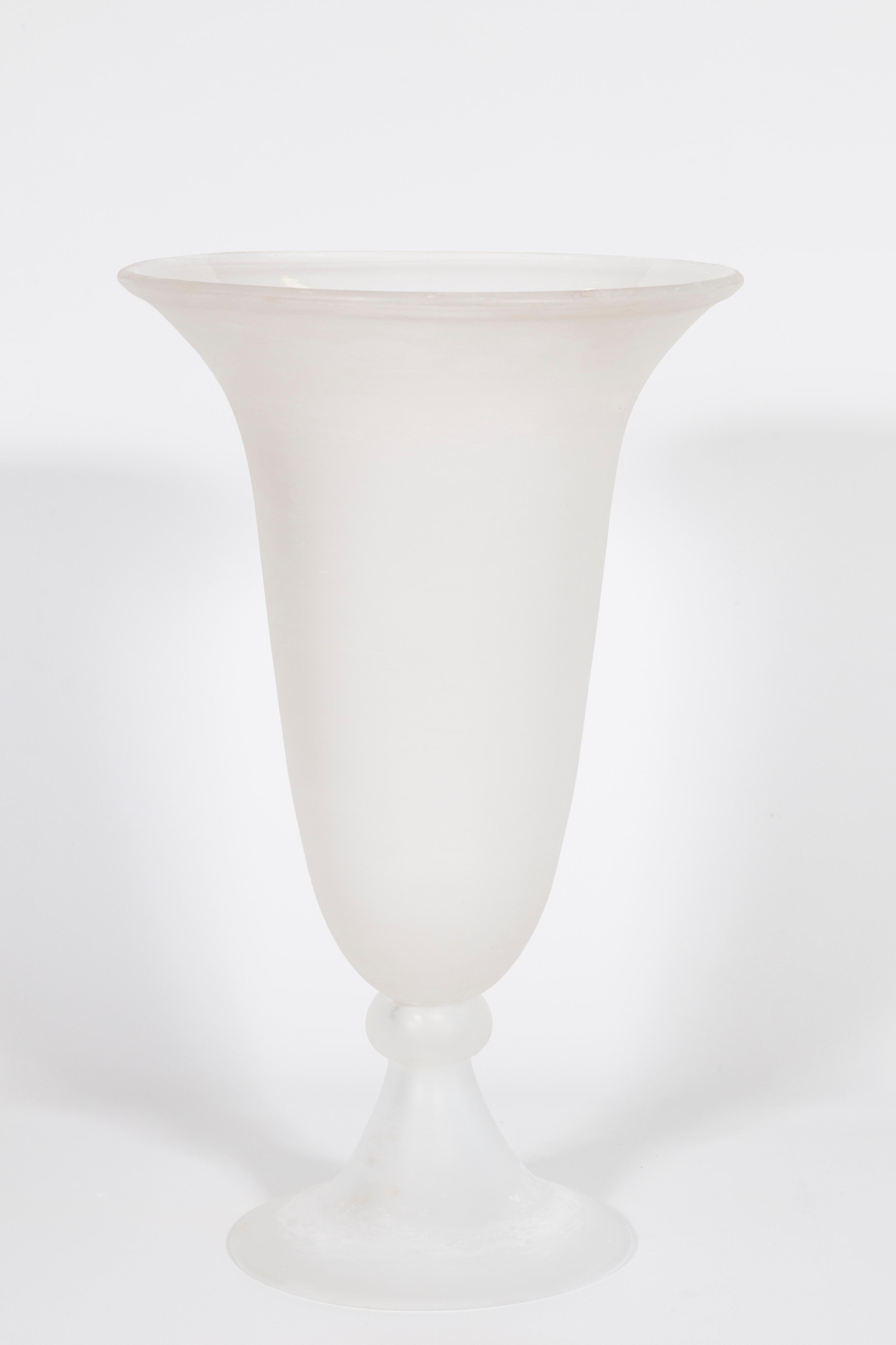 Reinweiße Vase im Cenedese-Stil aus geblasenem Murano-Glas Venedig Italien 1990er Jahre.
Diese in den 1990er Jahren vollständig von Hand gefertigte Vase ist ein originelles Kunstwerk von Cenedese, einem der berühmtesten venezianischen Glasbläser auf