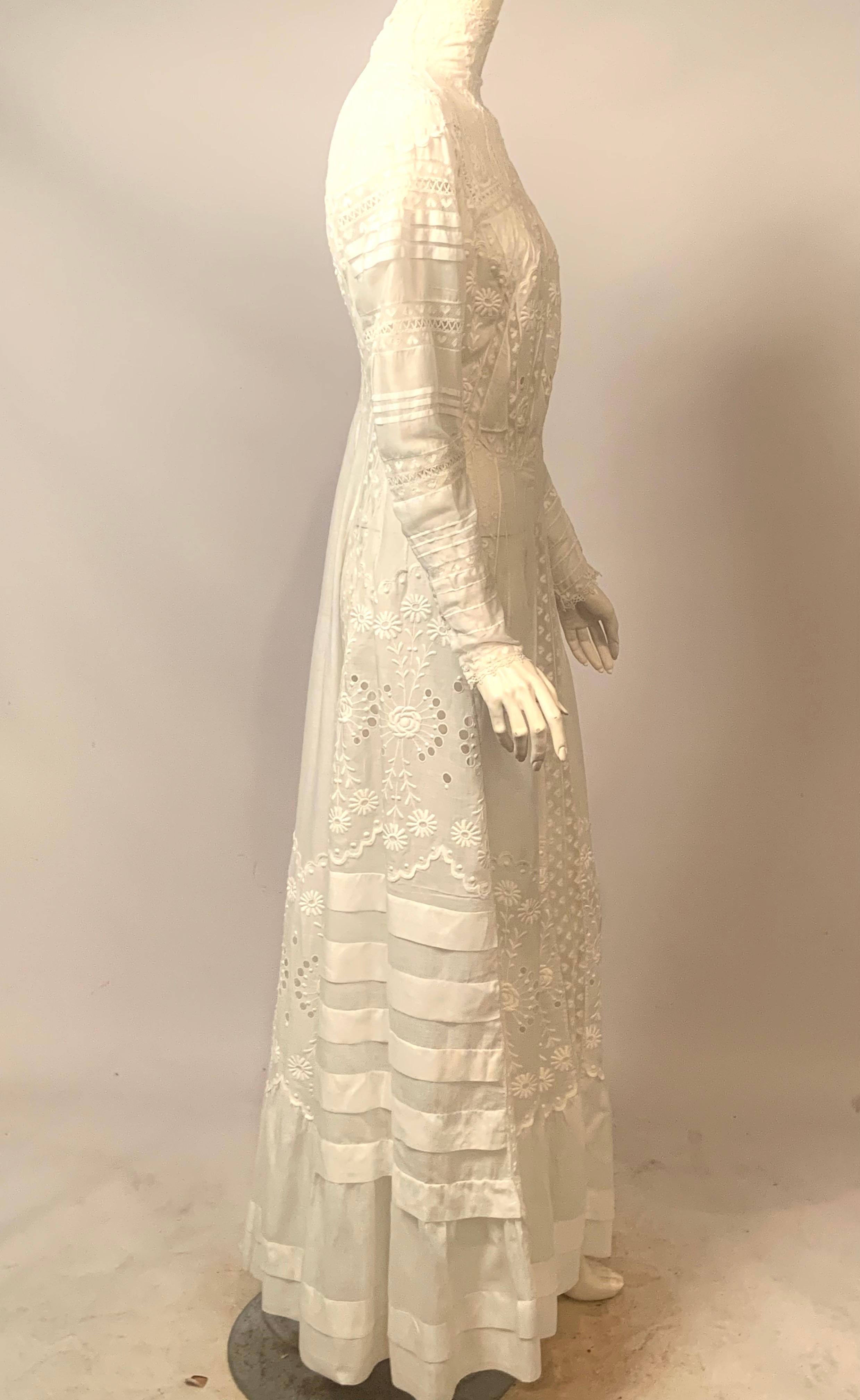 Robe victorienne tardive d'un blanc pur avec cœurs en dentelle, broderies et découpes en vente 5