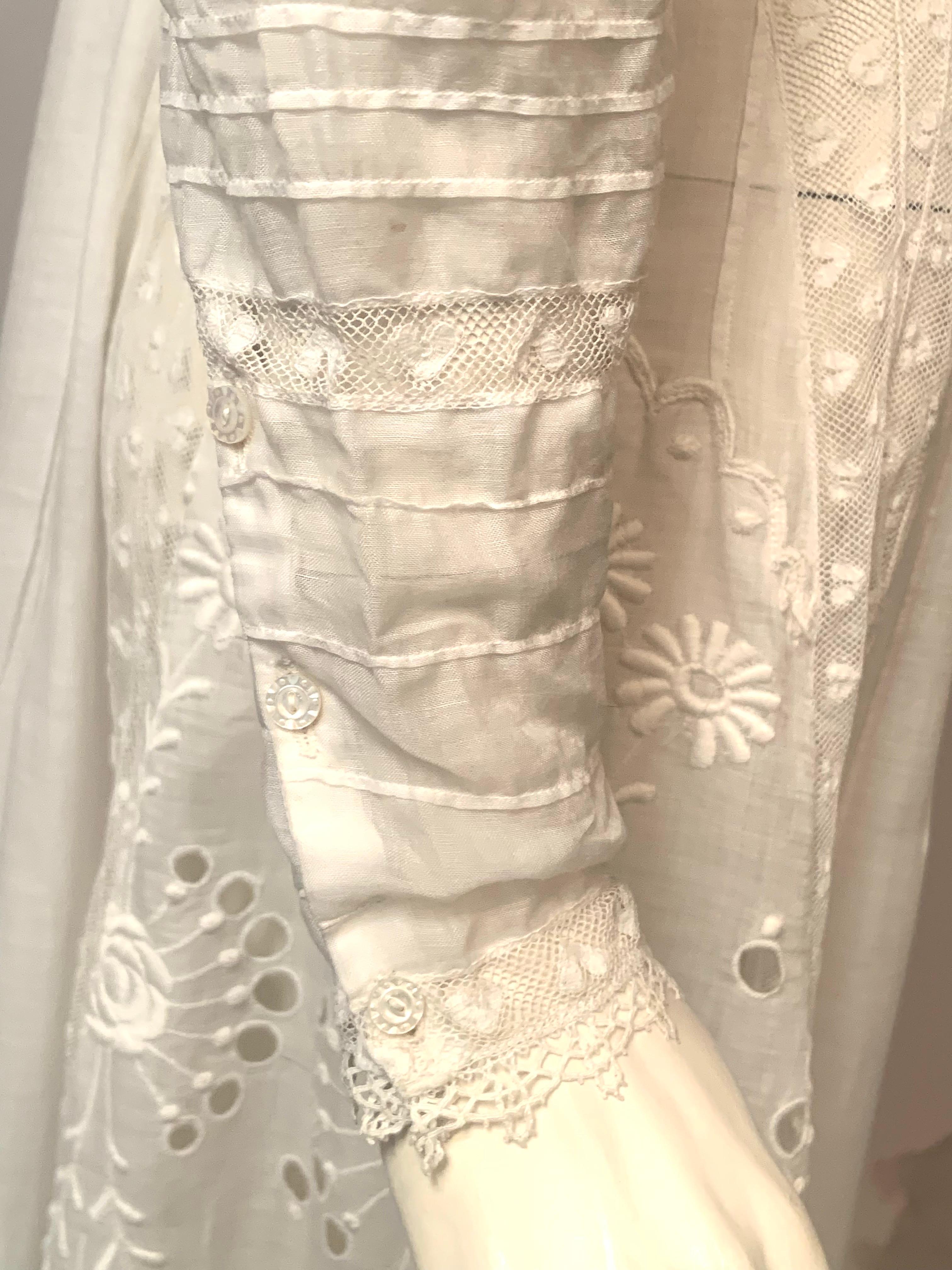 Robe victorienne tardive d'un blanc pur avec cœurs en dentelle, broderies et découpes en vente 6