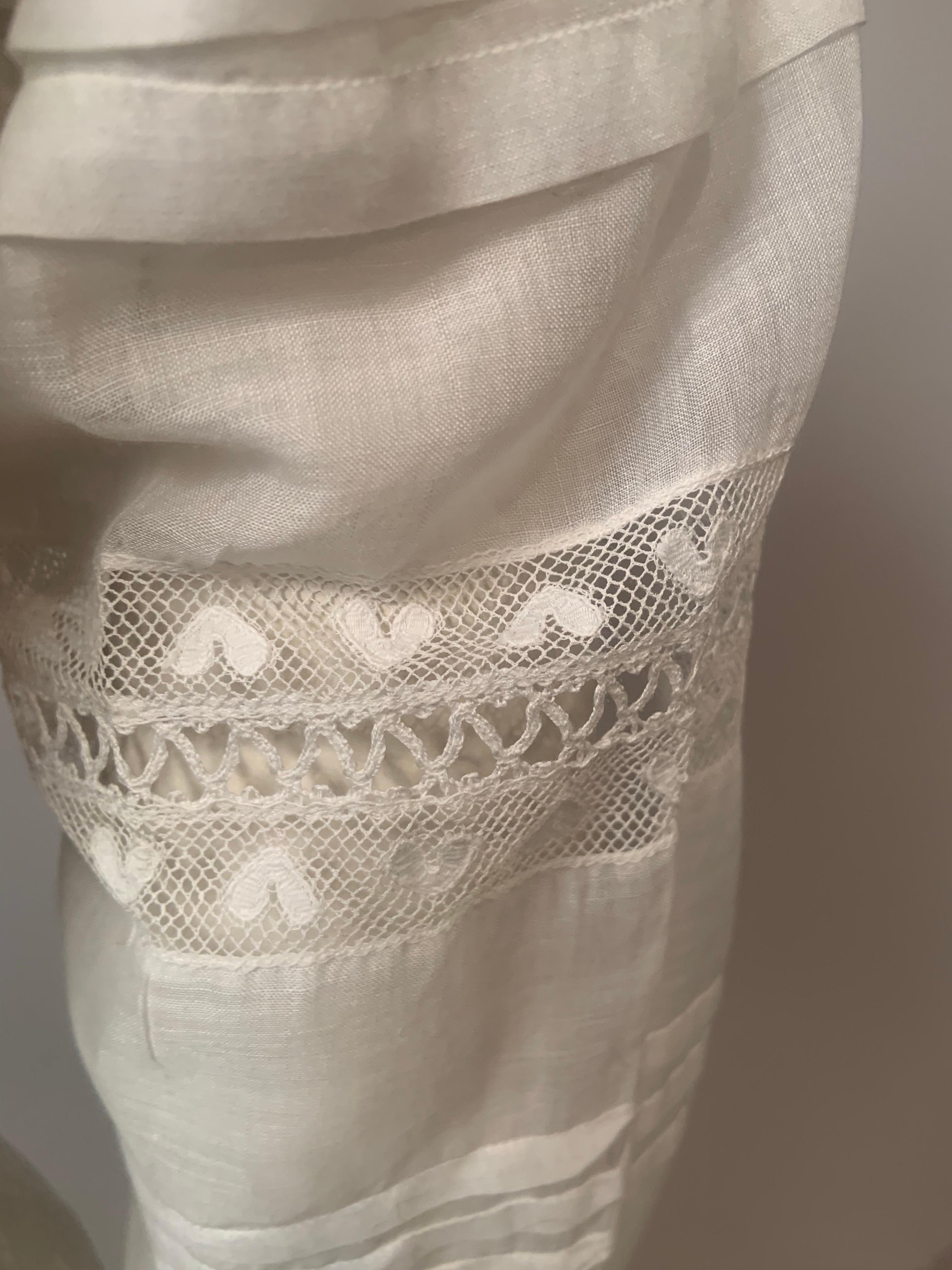 Robe victorienne tardive d'un blanc pur avec cœurs en dentelle, broderies et découpes en vente 7