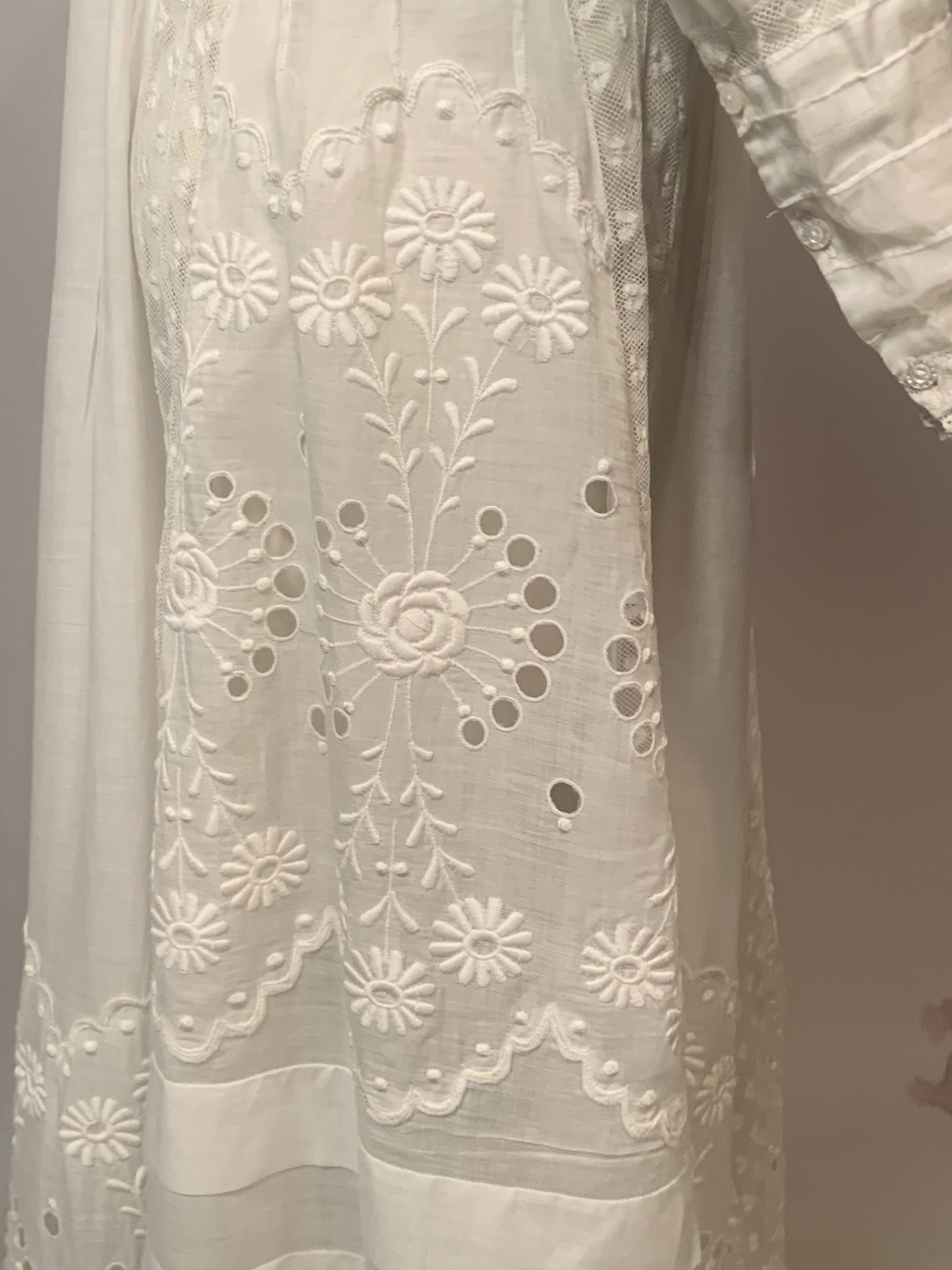 Robe victorienne tardive d'un blanc pur avec cœurs en dentelle, broderies et découpes en vente 8