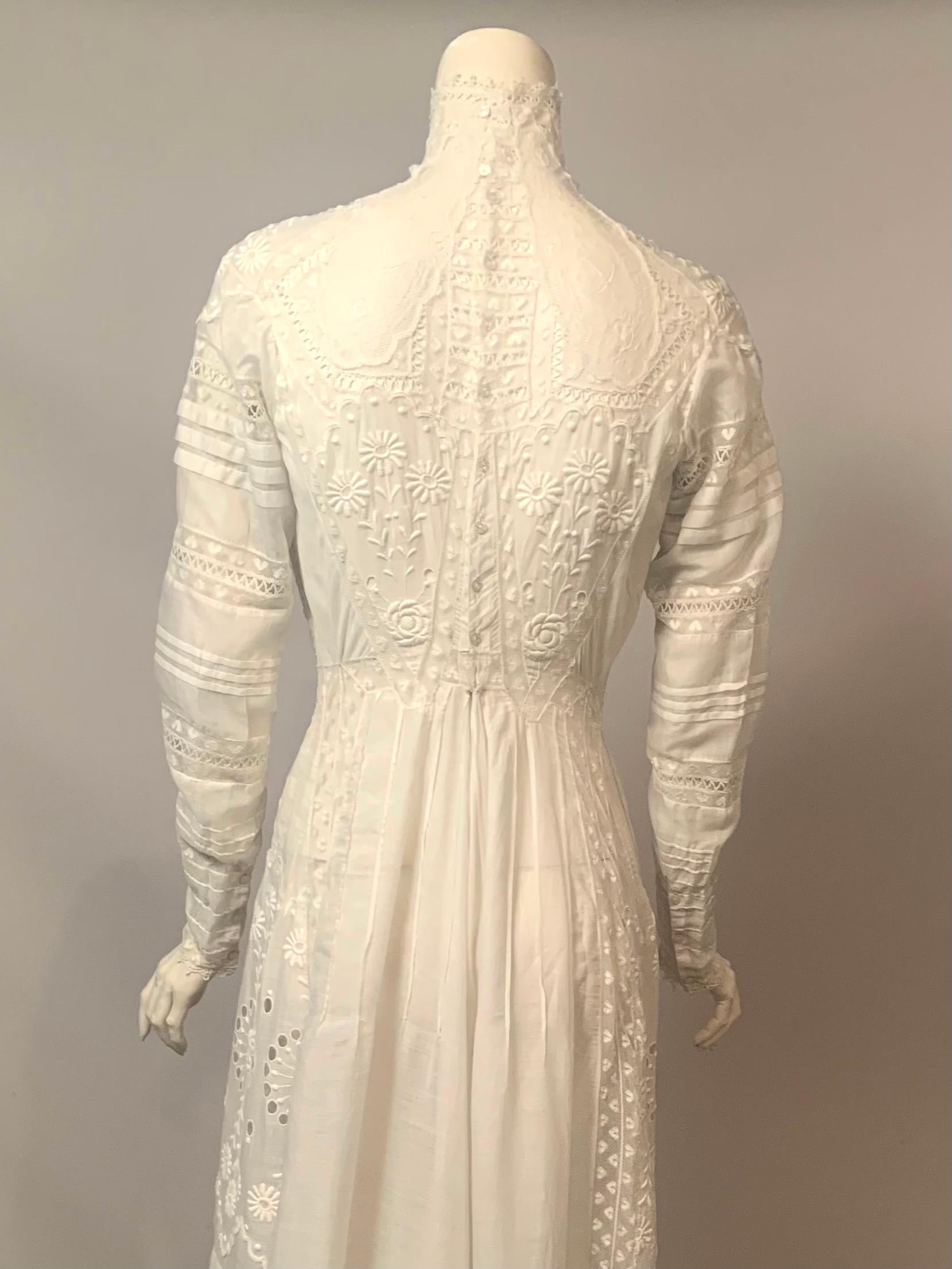Robe victorienne tardive d'un blanc pur avec cœurs en dentelle, broderies et découpes en vente 9