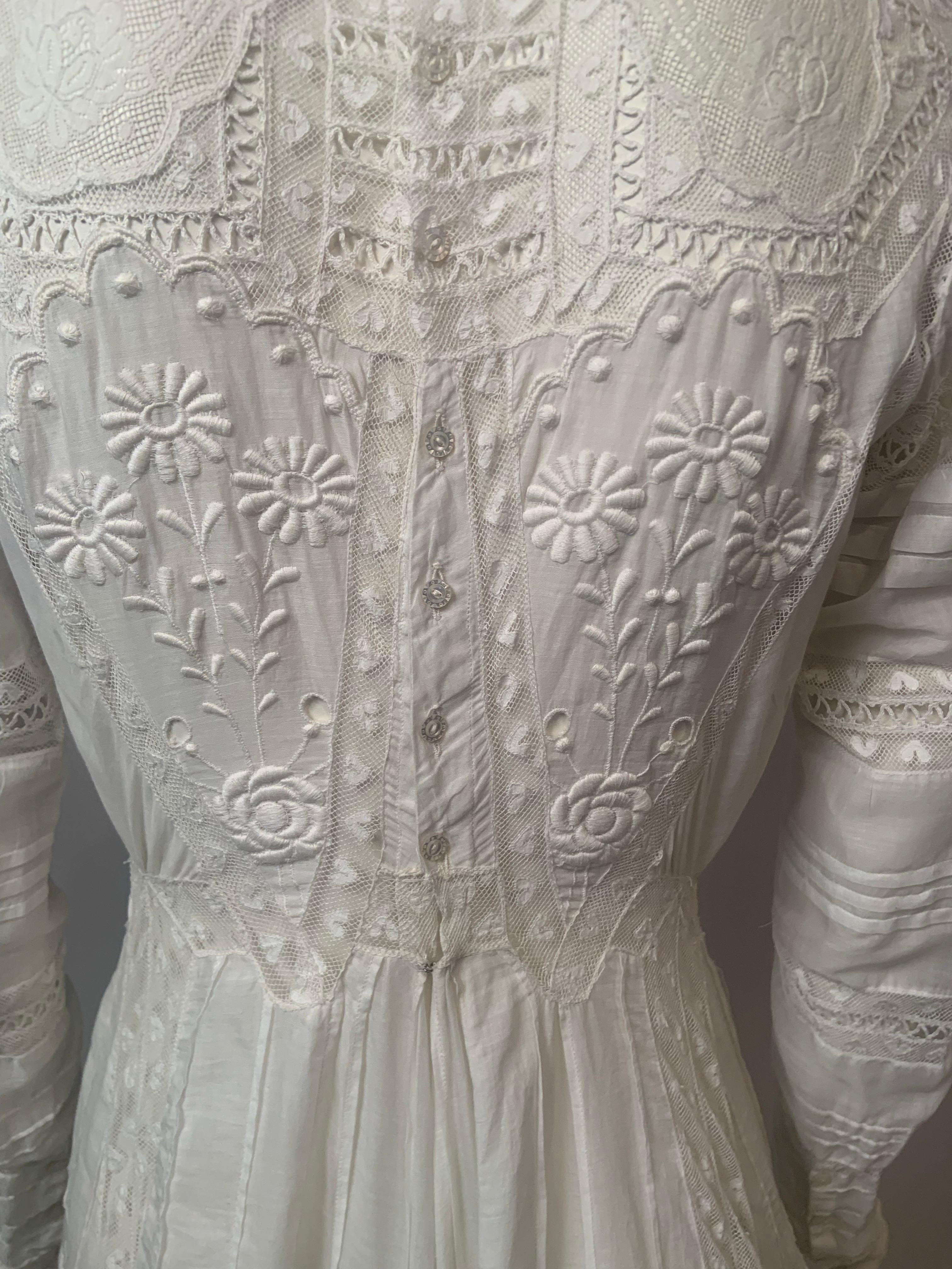 Robe victorienne tardive d'un blanc pur avec cœurs en dentelle, broderies et découpes en vente 10