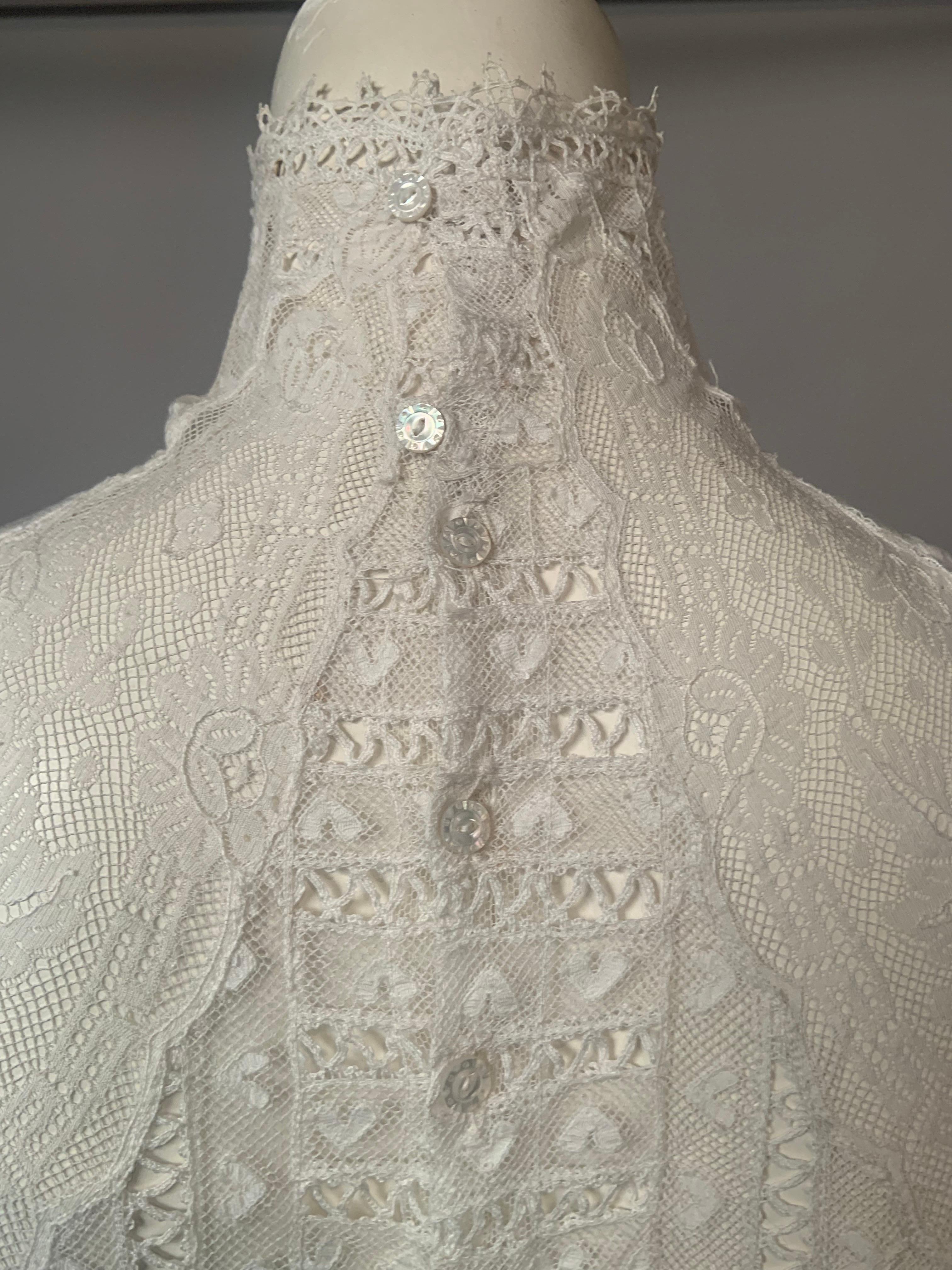 Robe victorienne tardive d'un blanc pur avec cœurs en dentelle, broderies et découpes en vente 11