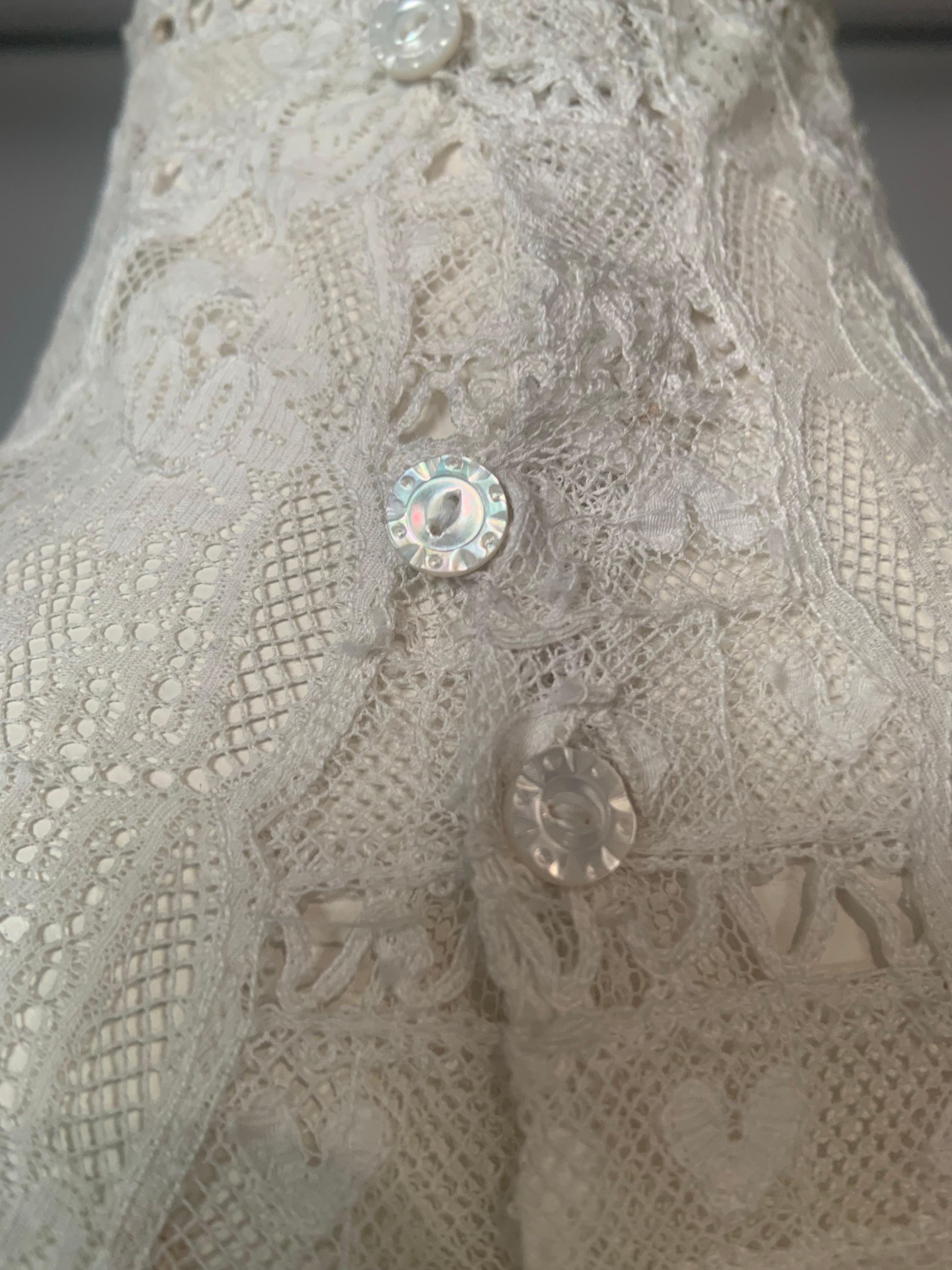 Robe victorienne tardive d'un blanc pur avec cœurs en dentelle, broderies et découpes en vente 12