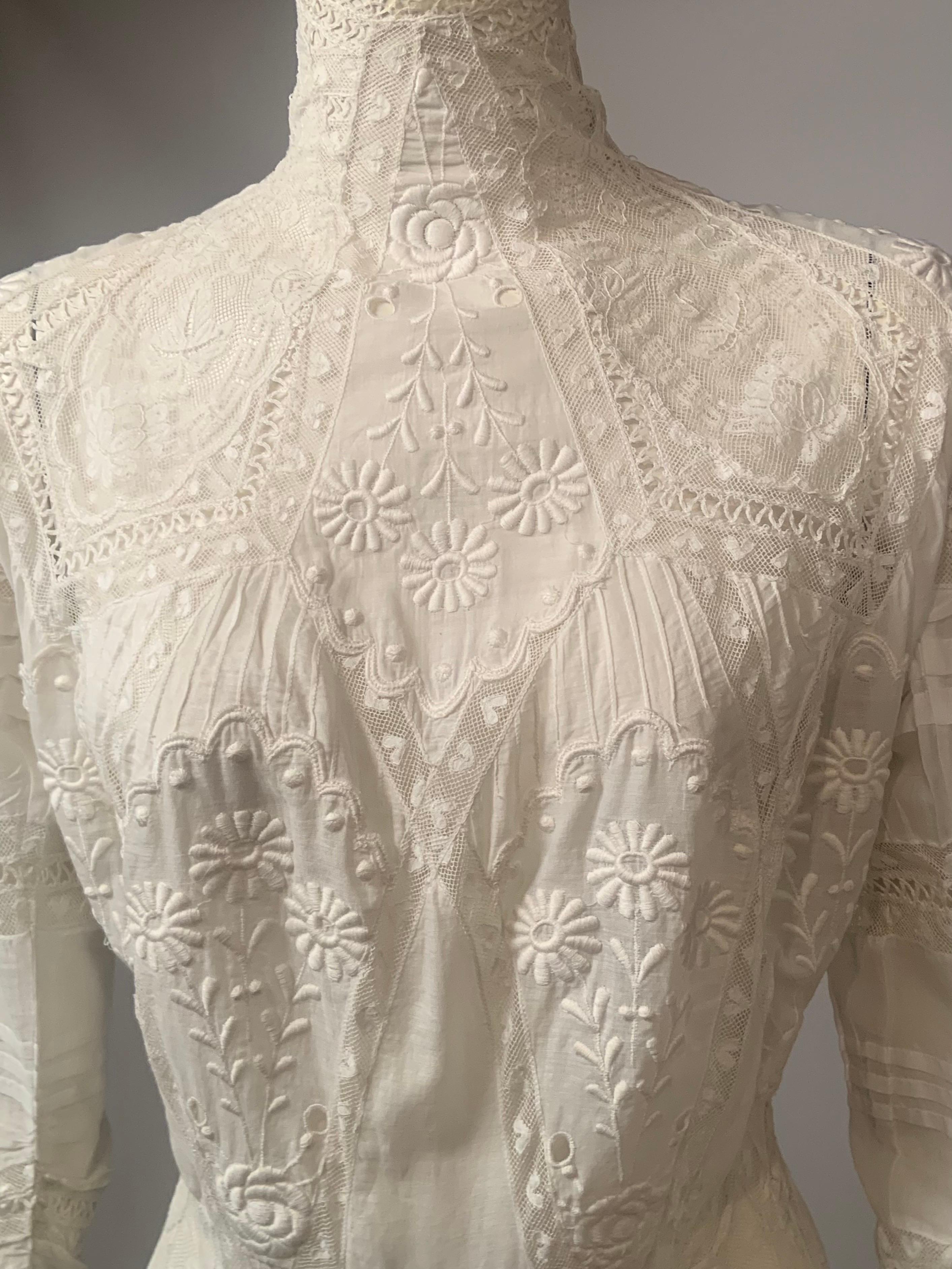 Blanc Robe victorienne tardive d'un blanc pur avec cœurs en dentelle, broderies et découpes en vente