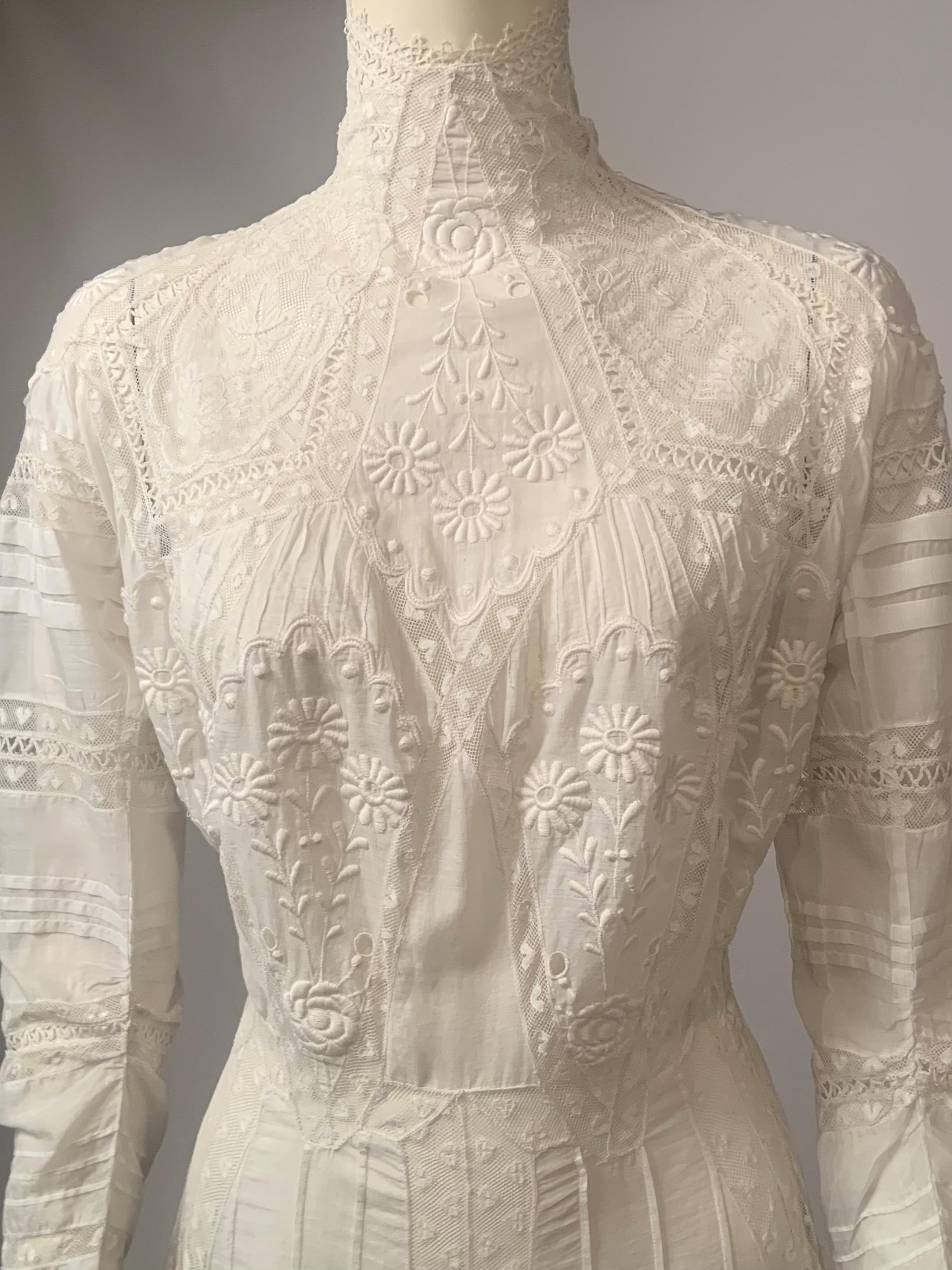 Robe victorienne tardive d'un blanc pur avec cœurs en dentelle, broderies et découpes Excellent état - En vente à New Hope, PA