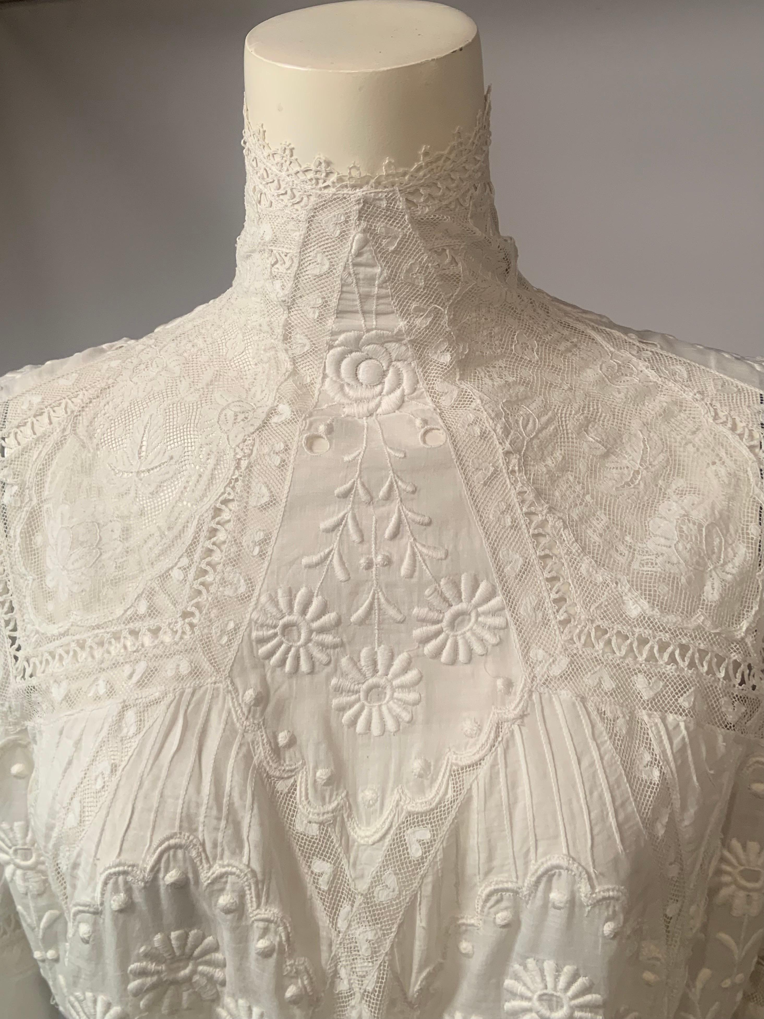Robe victorienne tardive d'un blanc pur avec cœurs en dentelle, broderies et découpes Pour femmes en vente