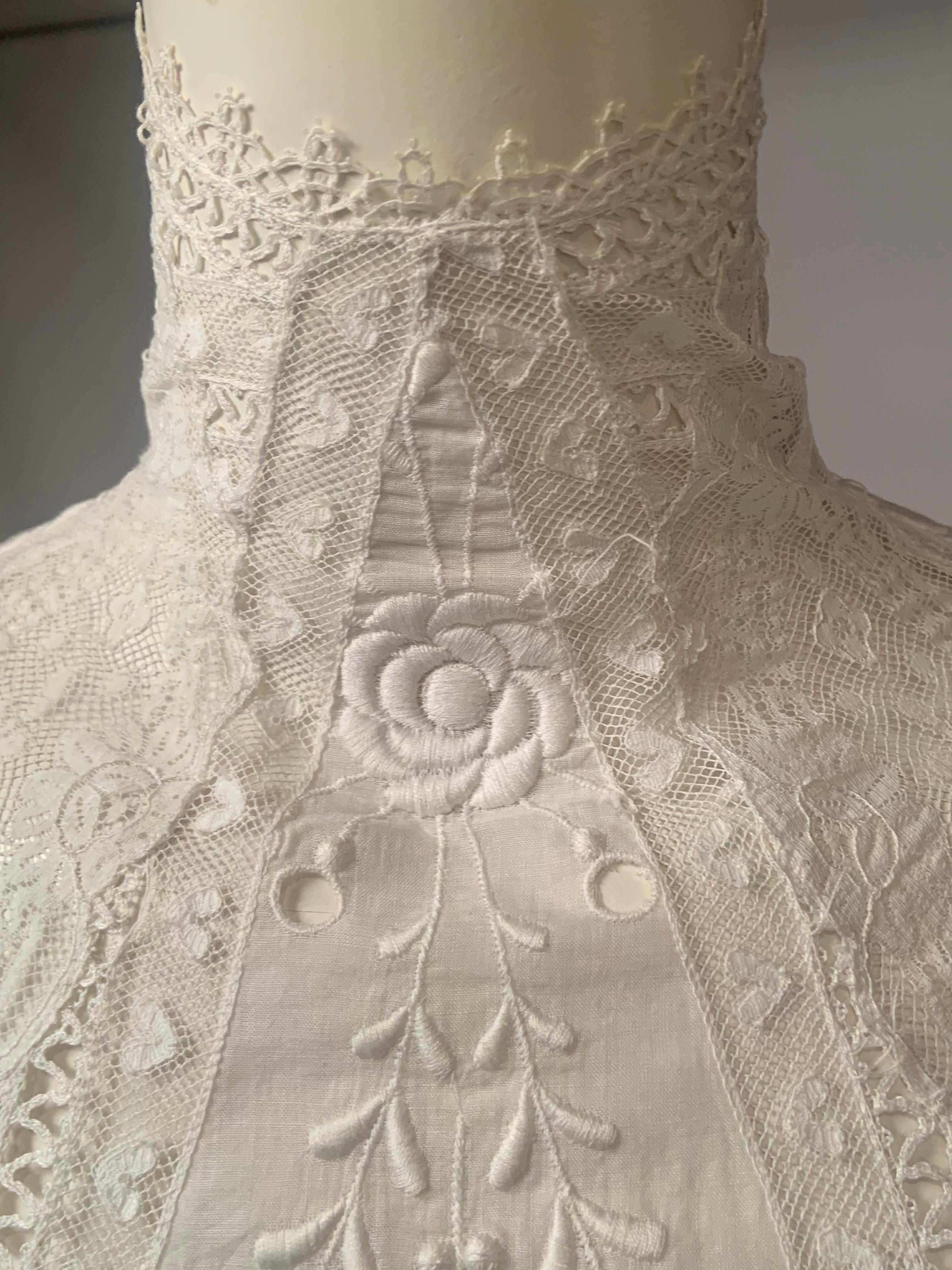 Robe victorienne tardive d'un blanc pur avec cœurs en dentelle, broderies et découpes en vente 1